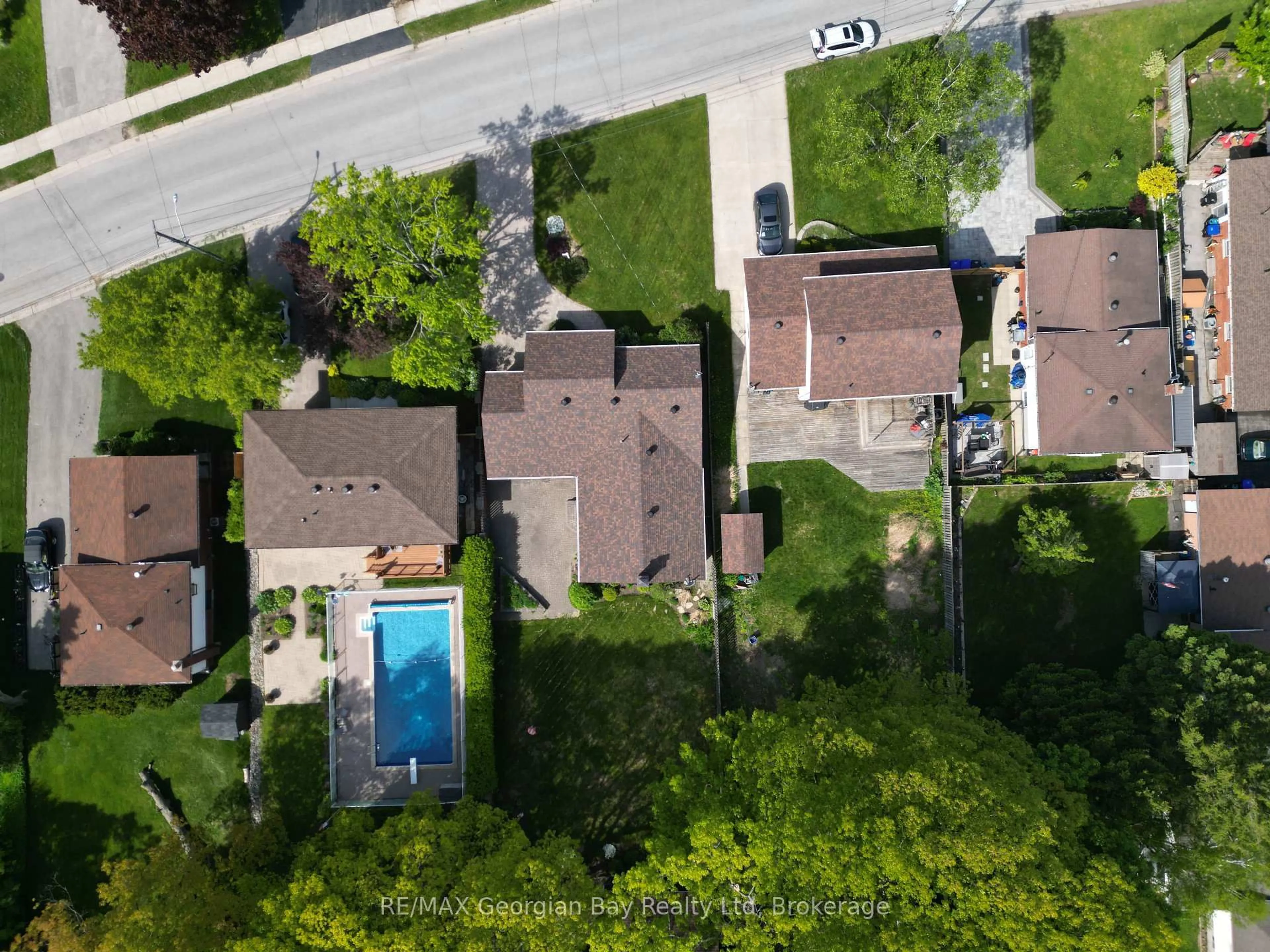 A pic from outside/outdoor area/front of a property/back of a property/a pic from drone, street for 657 Manly St, Midland Ontario L4R 3G7