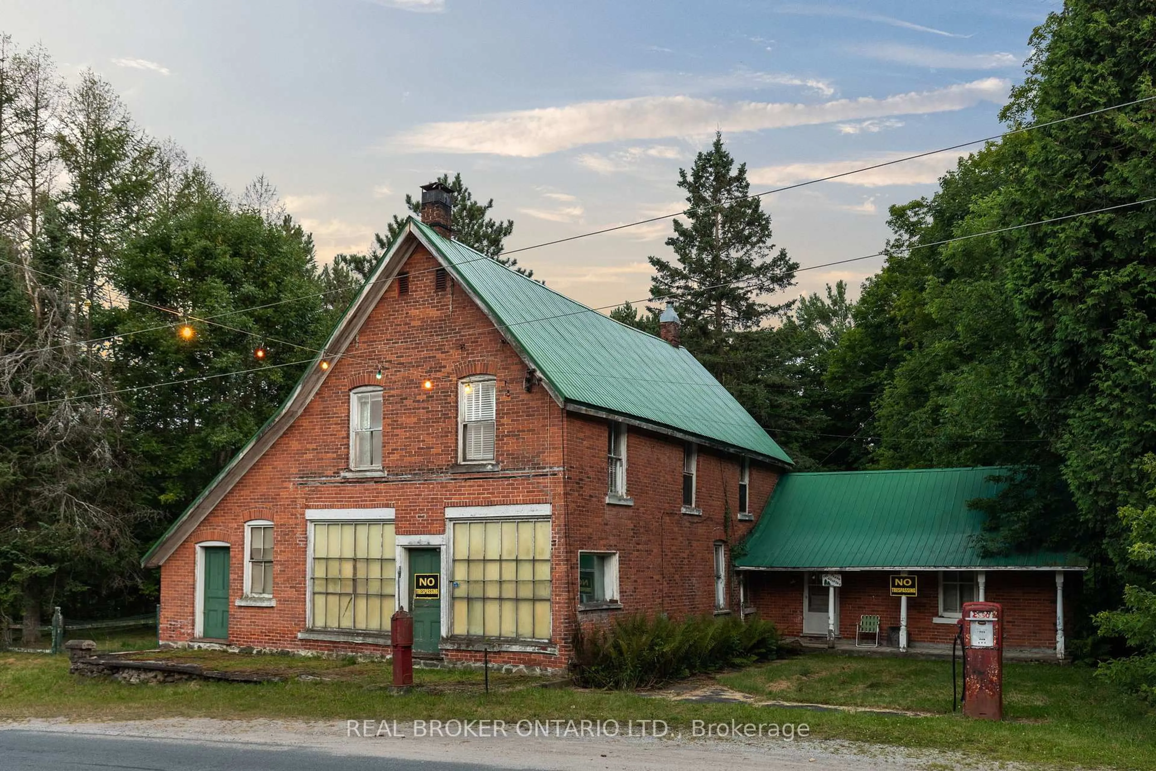 A pic from outside/outdoor area/front of a property/back of a property/a pic from drone, building for 1401 Coopers Falls Rd, Ramara Ontario L0K 2B0