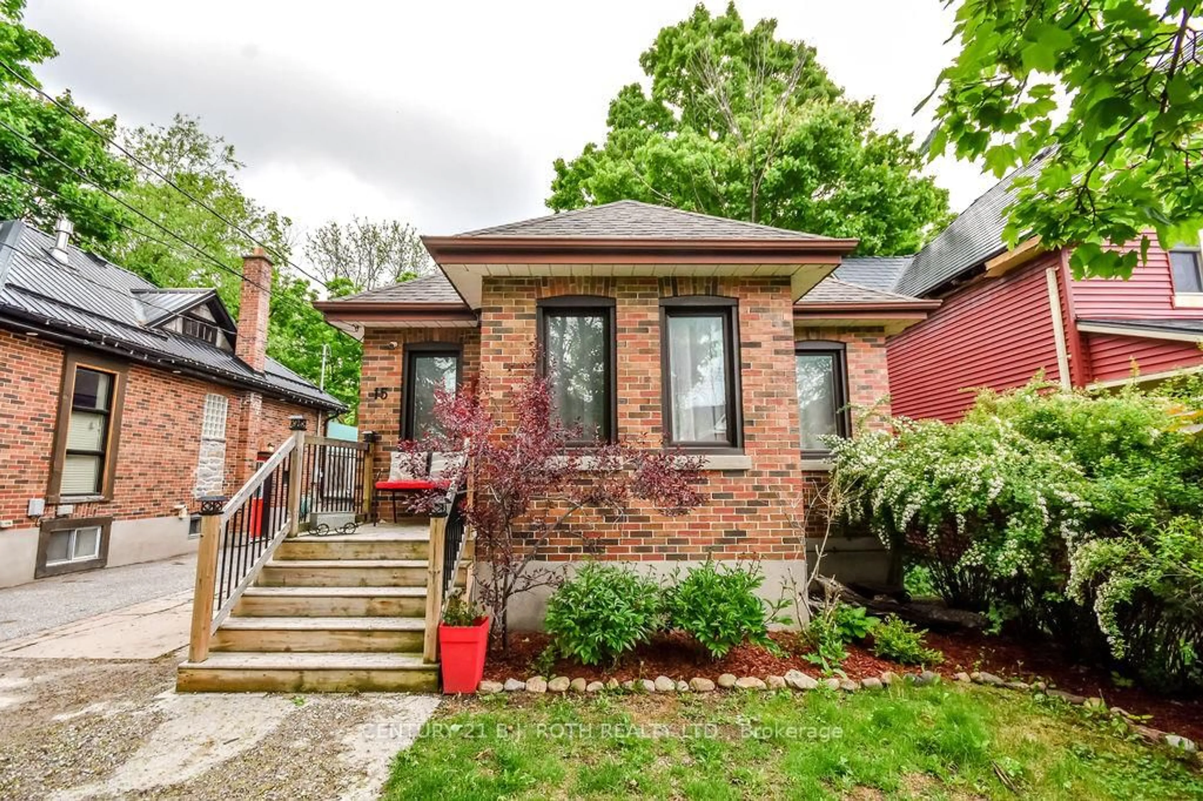 Home with brick exterior material, street for 15 Thomson St, Barrie Ontario L4N 1X4
