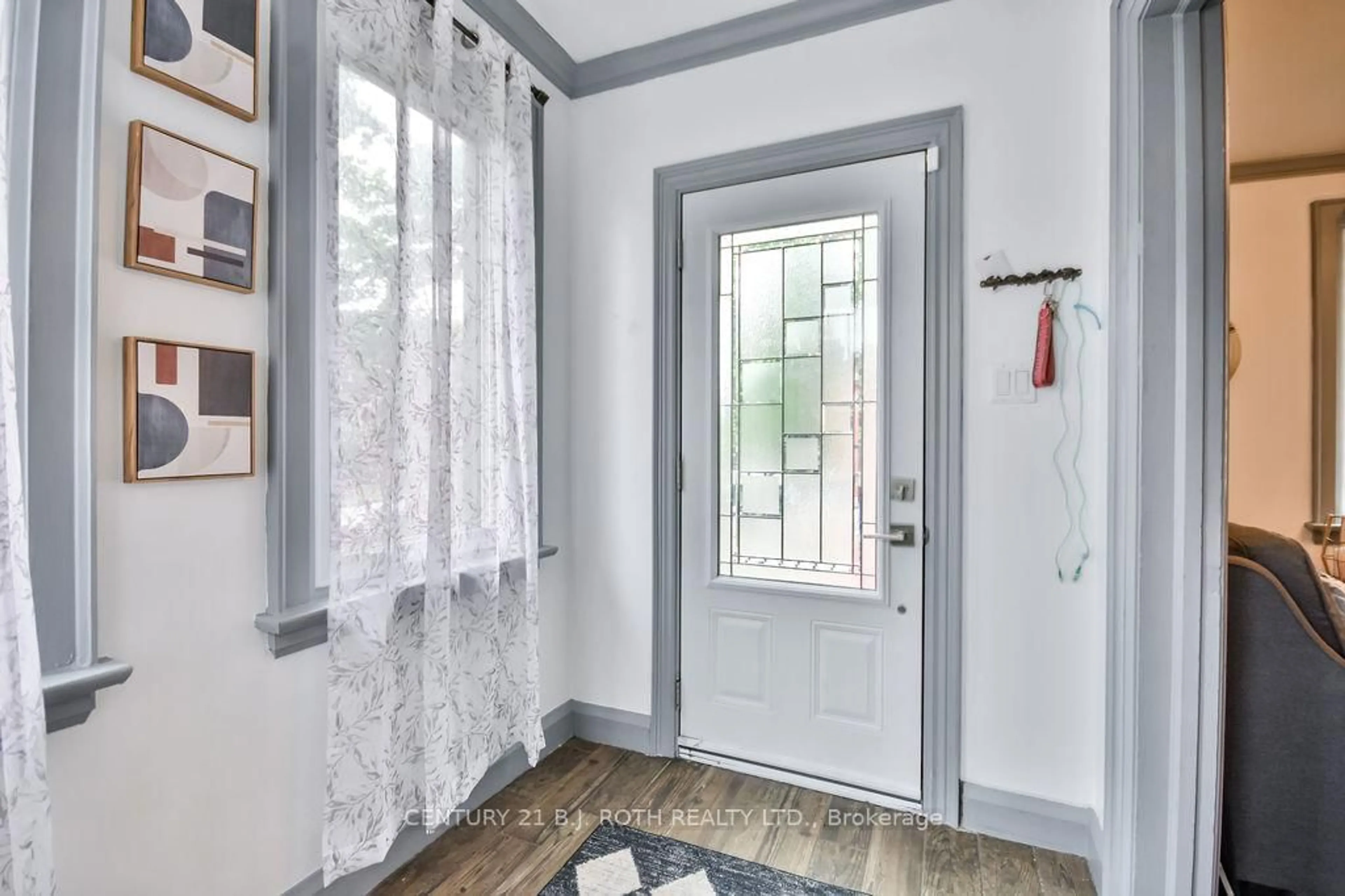 Indoor entryway for 15 Thomson St, Barrie Ontario L4N 1X4