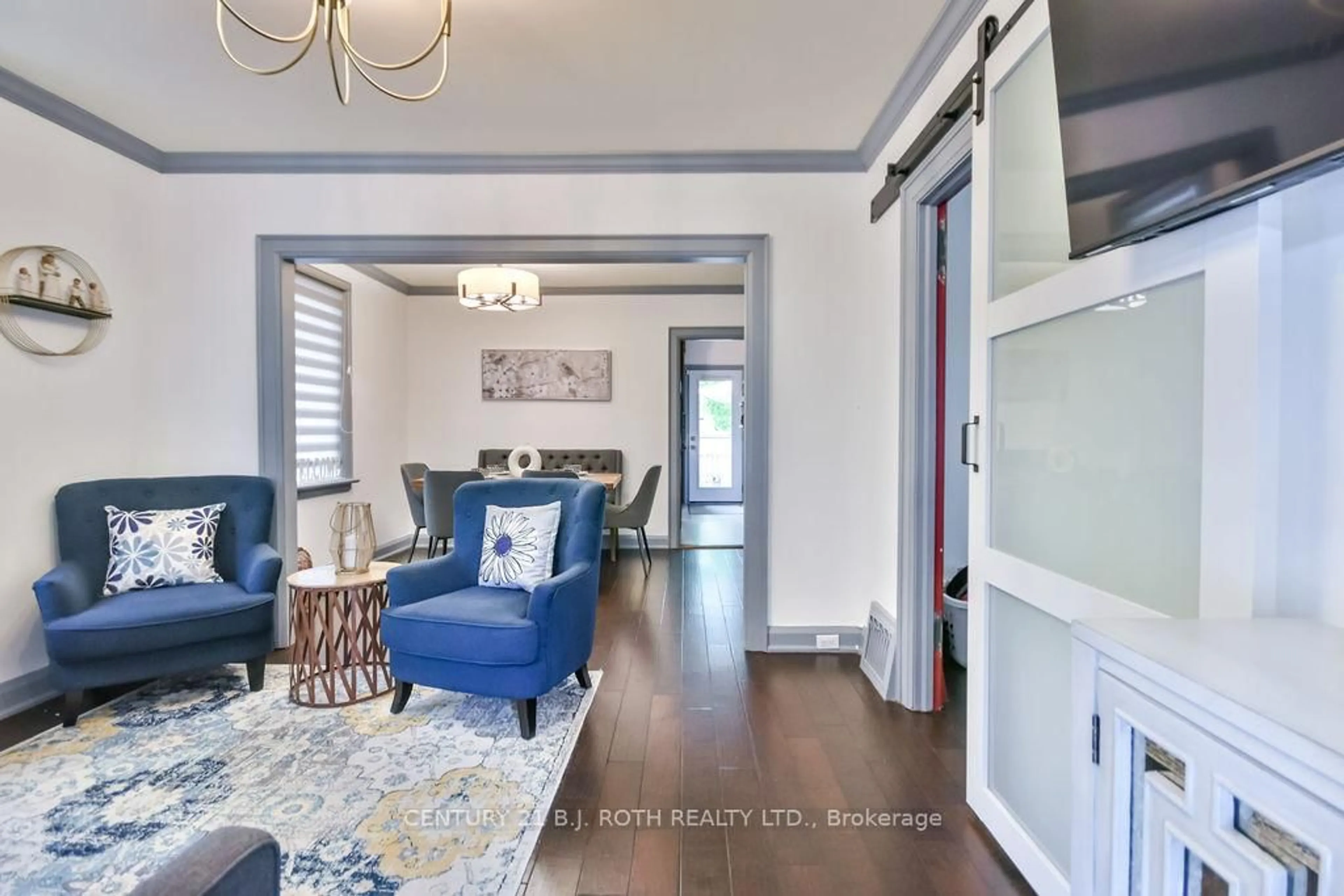 Indoor entryway for 15 Thomson St, Barrie Ontario L4N 1X4