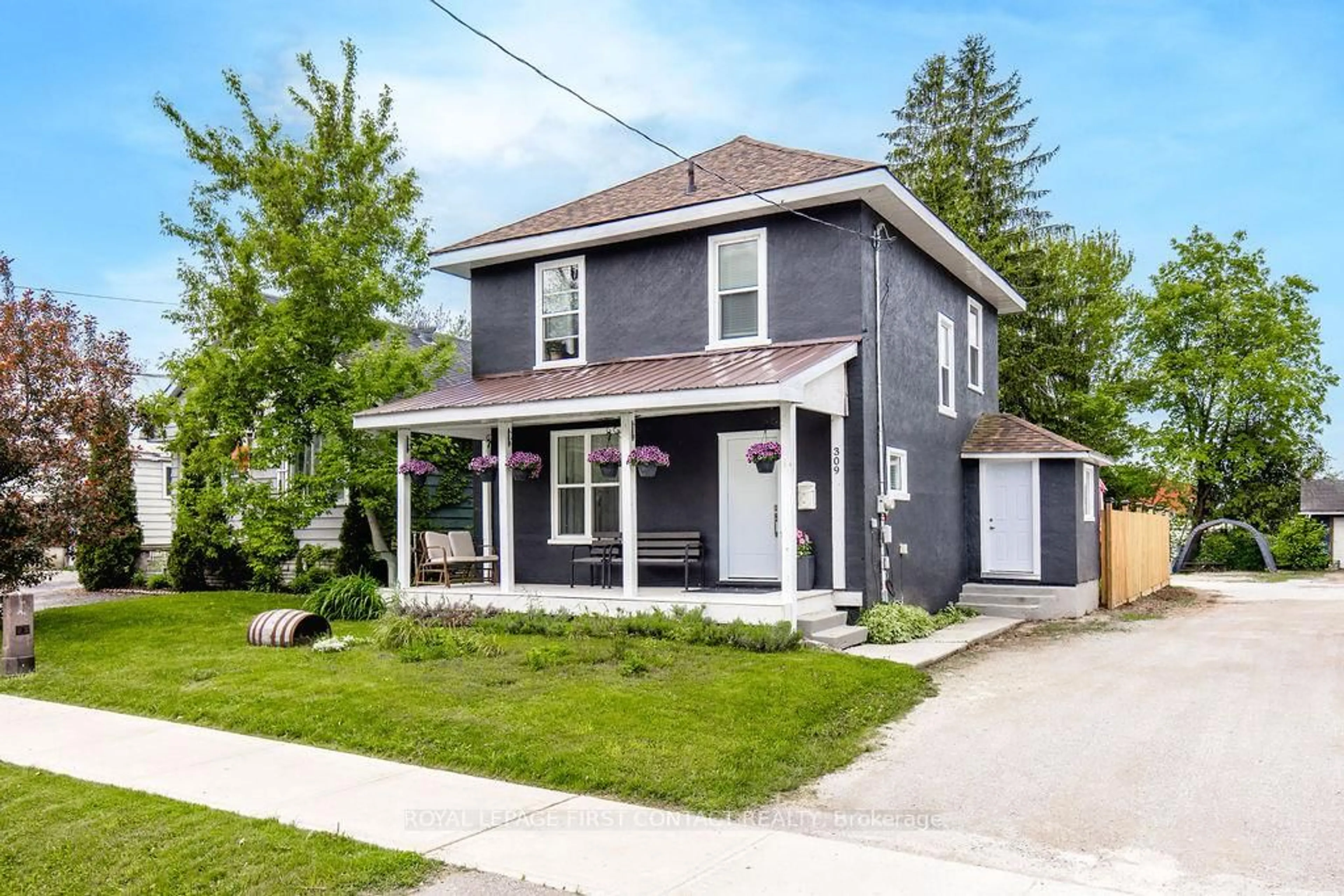 Home with vinyl exterior material, street for 309 Gill St, Orillia Ontario L3V 4K3
