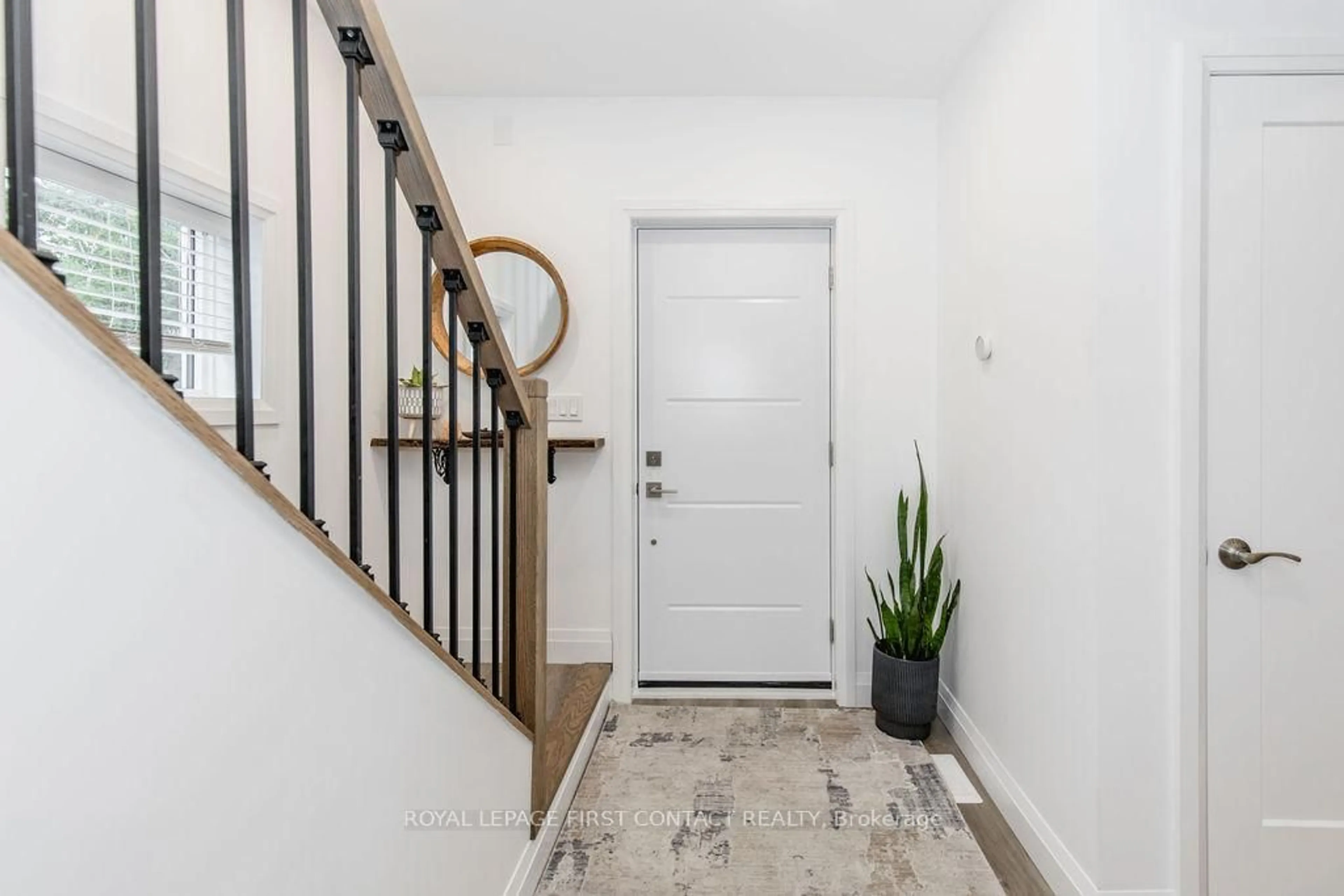Indoor entryway for 309 Gill St, Orillia Ontario L3V 4K3
