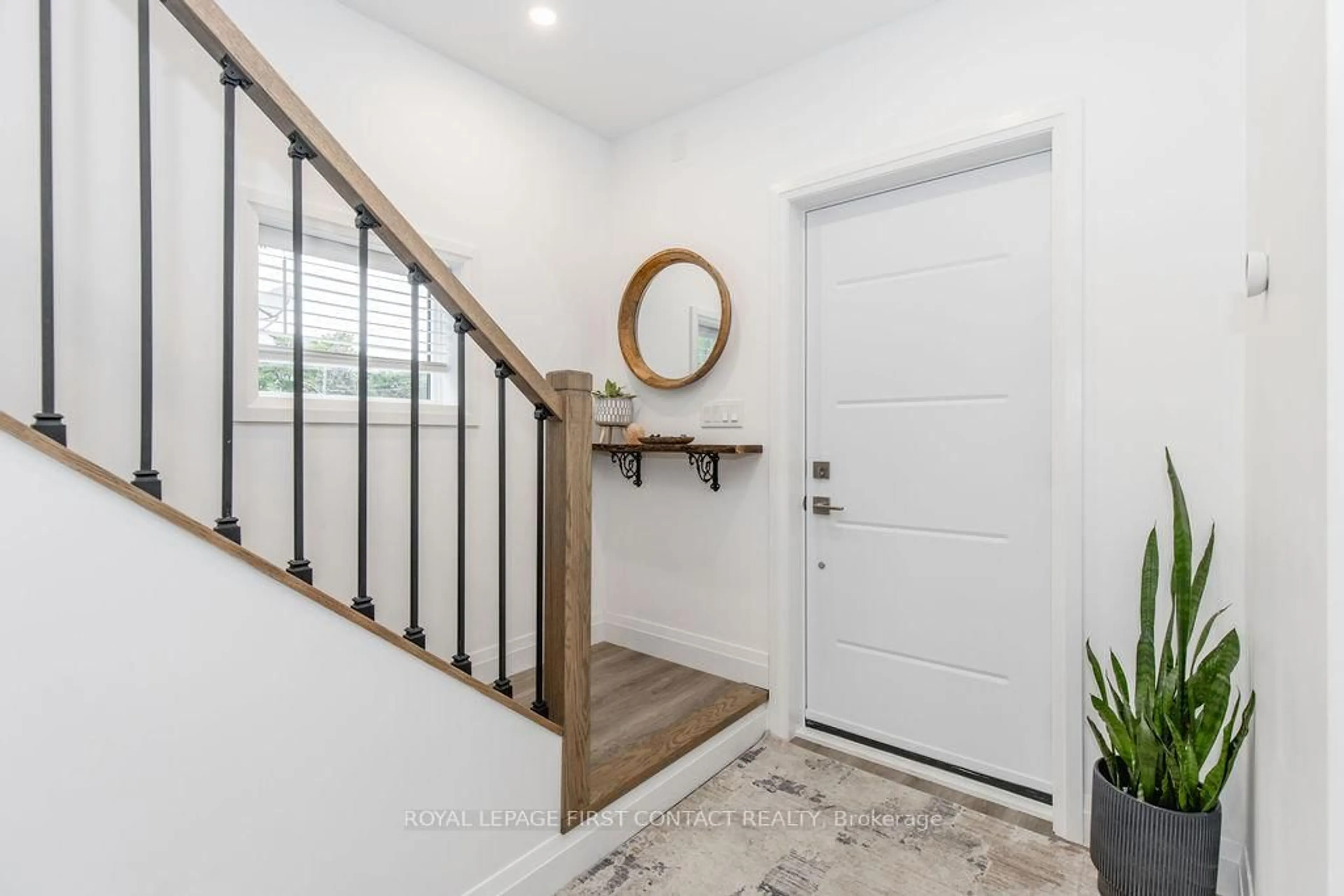 Indoor entryway for 309 Gill St, Orillia Ontario L3V 4K3