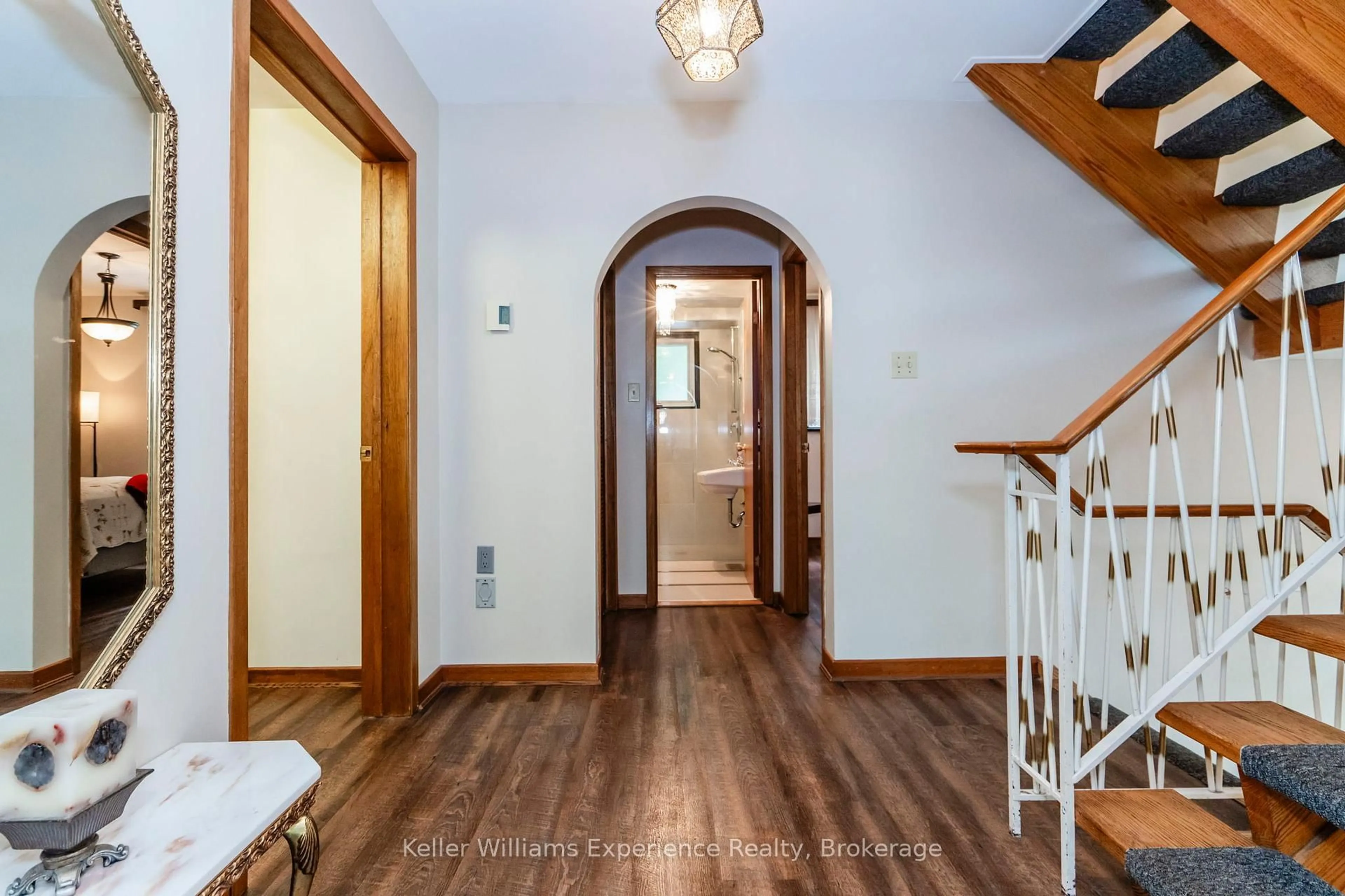 Indoor entryway for 9 Bourgeois Crt, Tiny Ontario L9M 0H3