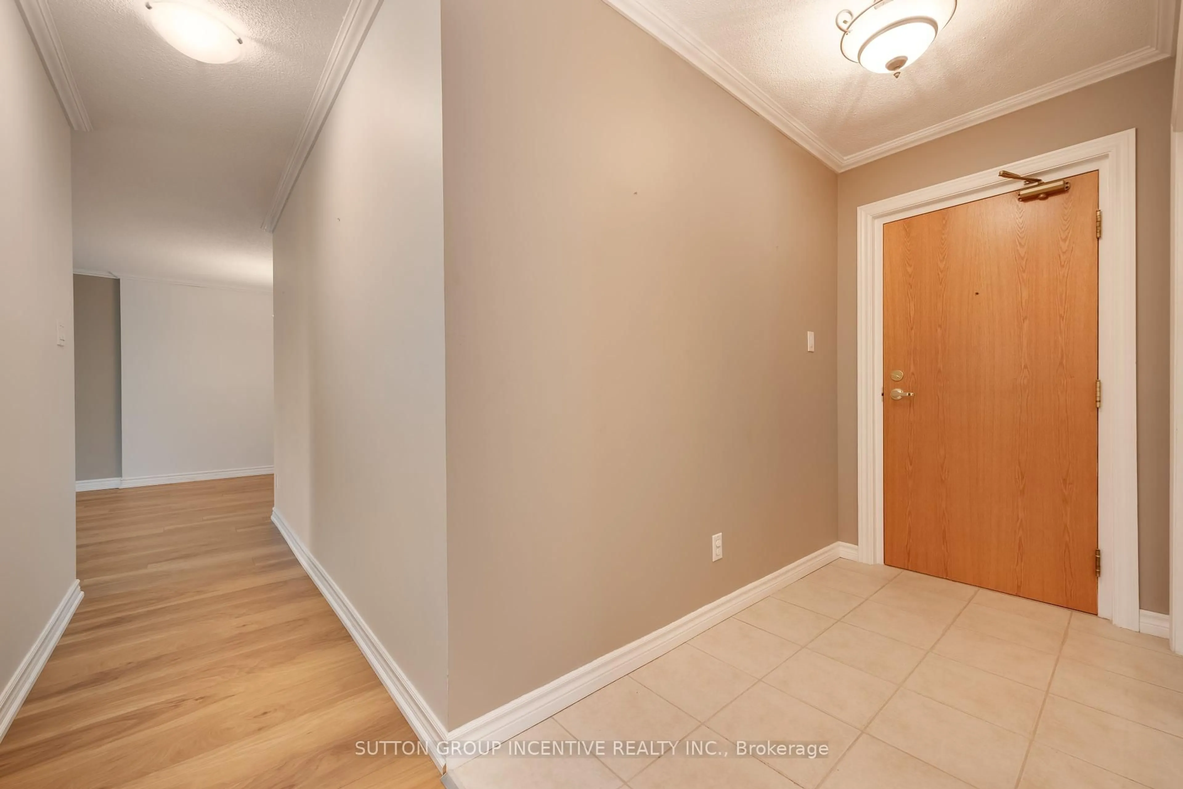 Indoor entryway for 131 Clapperton St #305, Barrie Ontario L4M 3G3