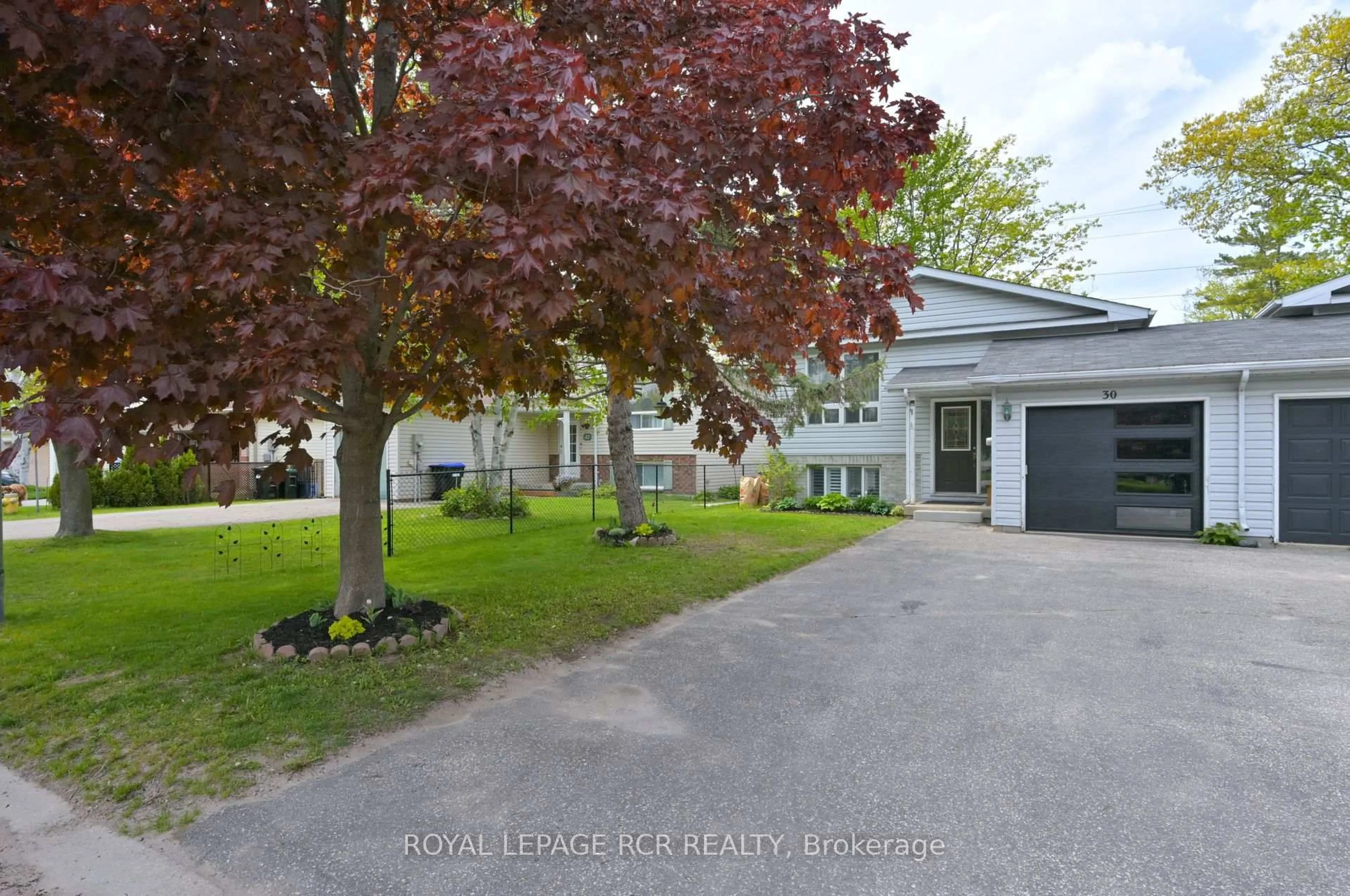 A pic from outside/outdoor area/front of a property/back of a property/a pic from drone, street for 30 Dyer Dr, Wasaga Beach Ontario L9Z 1E2