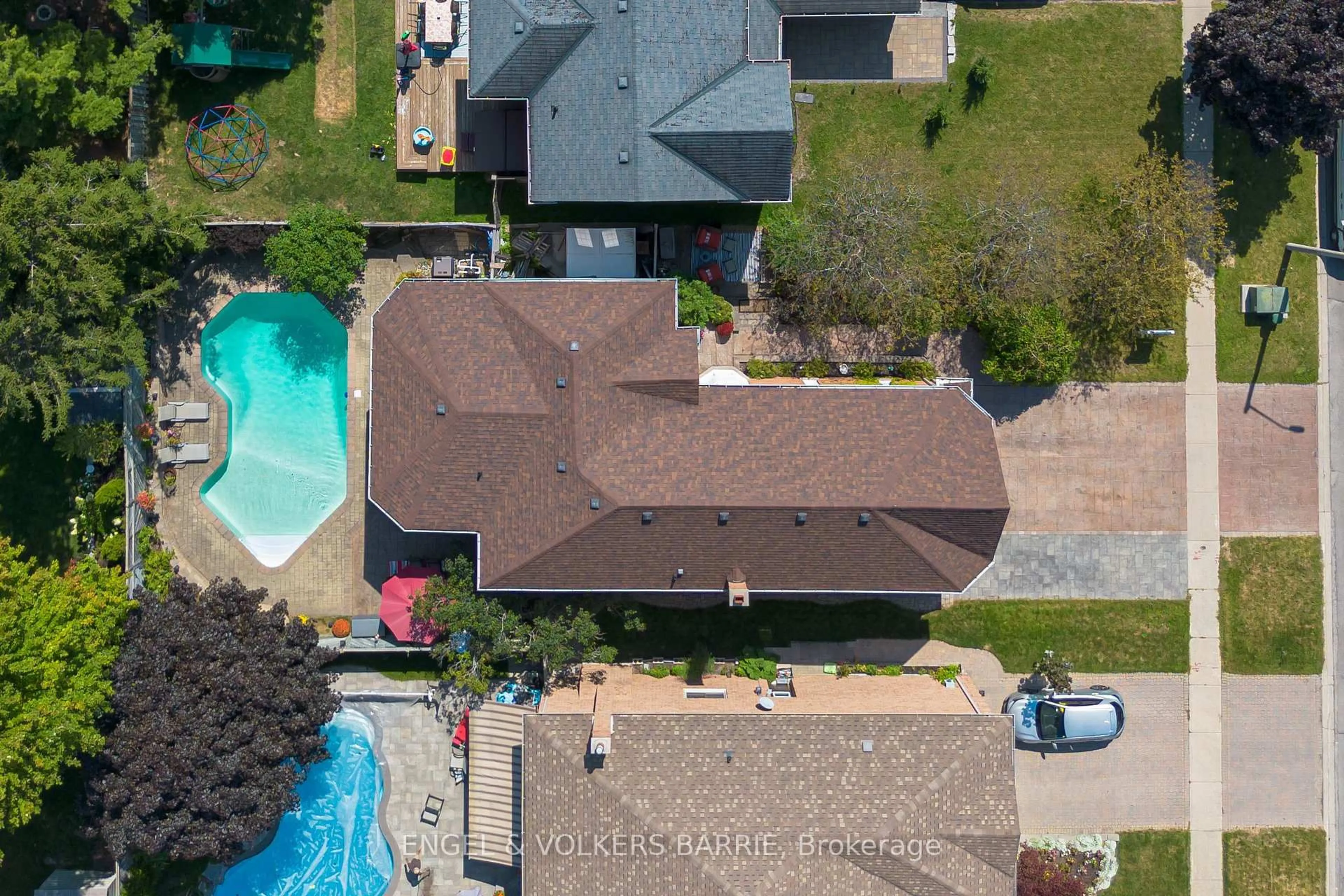 A pic from outside/outdoor area/front of a property/back of a property/a pic from drone, street for 19 Grand Forest Dr, Barrie Ontario L4N 7E7