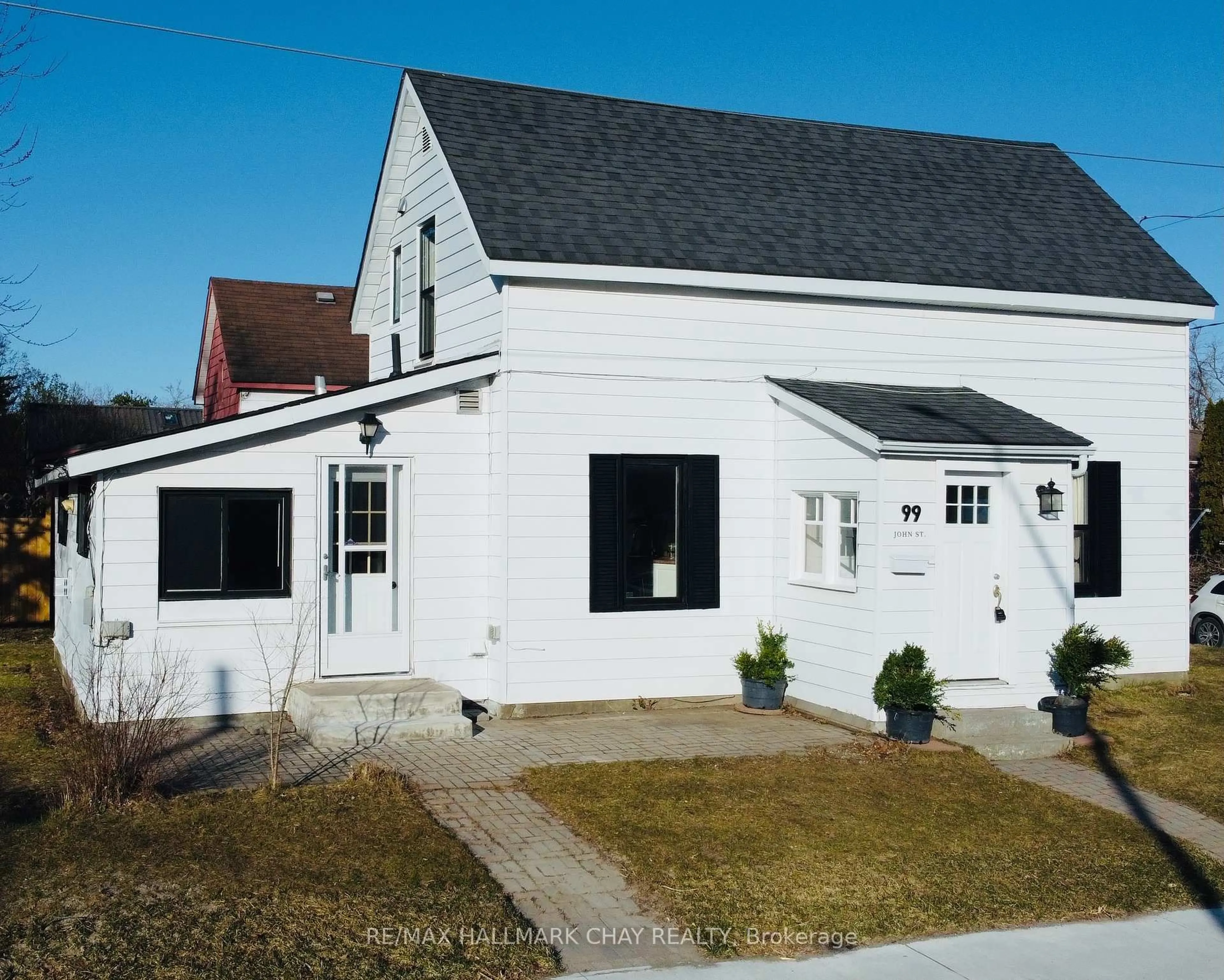 Home with vinyl exterior material, street for 99 John St, Barrie Ontario L4N 2K7