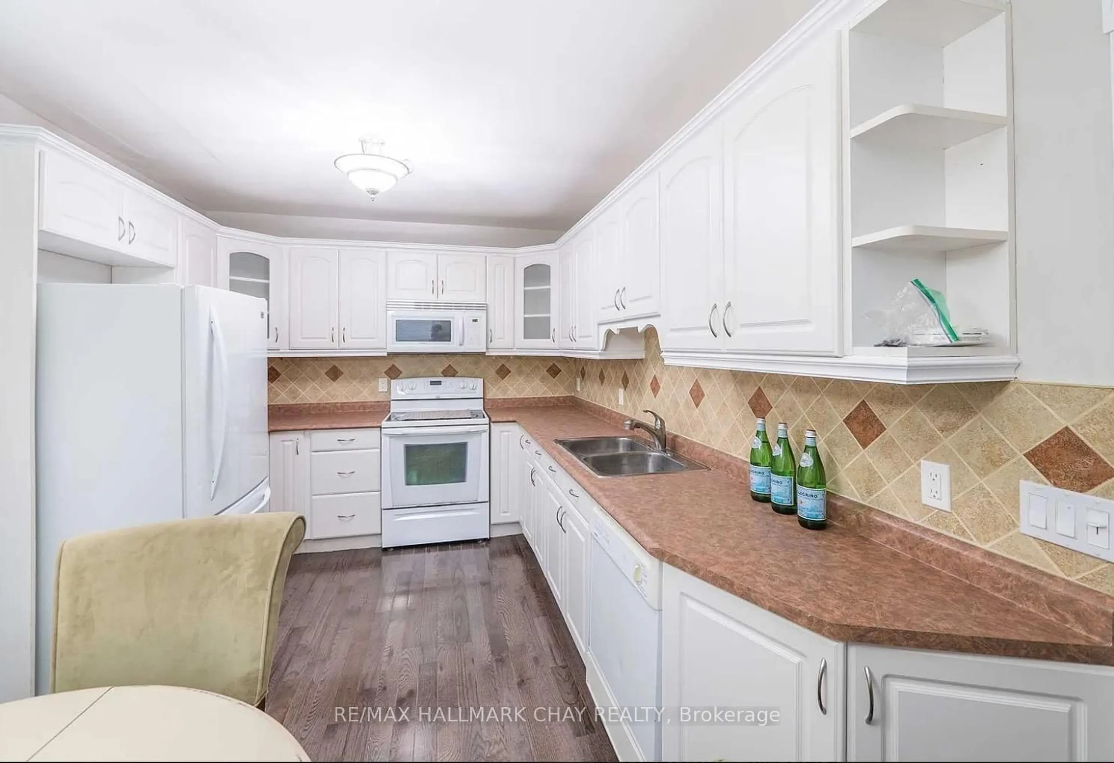 Standard kitchen, ceramic/tile floor for 99 John St, Barrie Ontario L4N 2K7