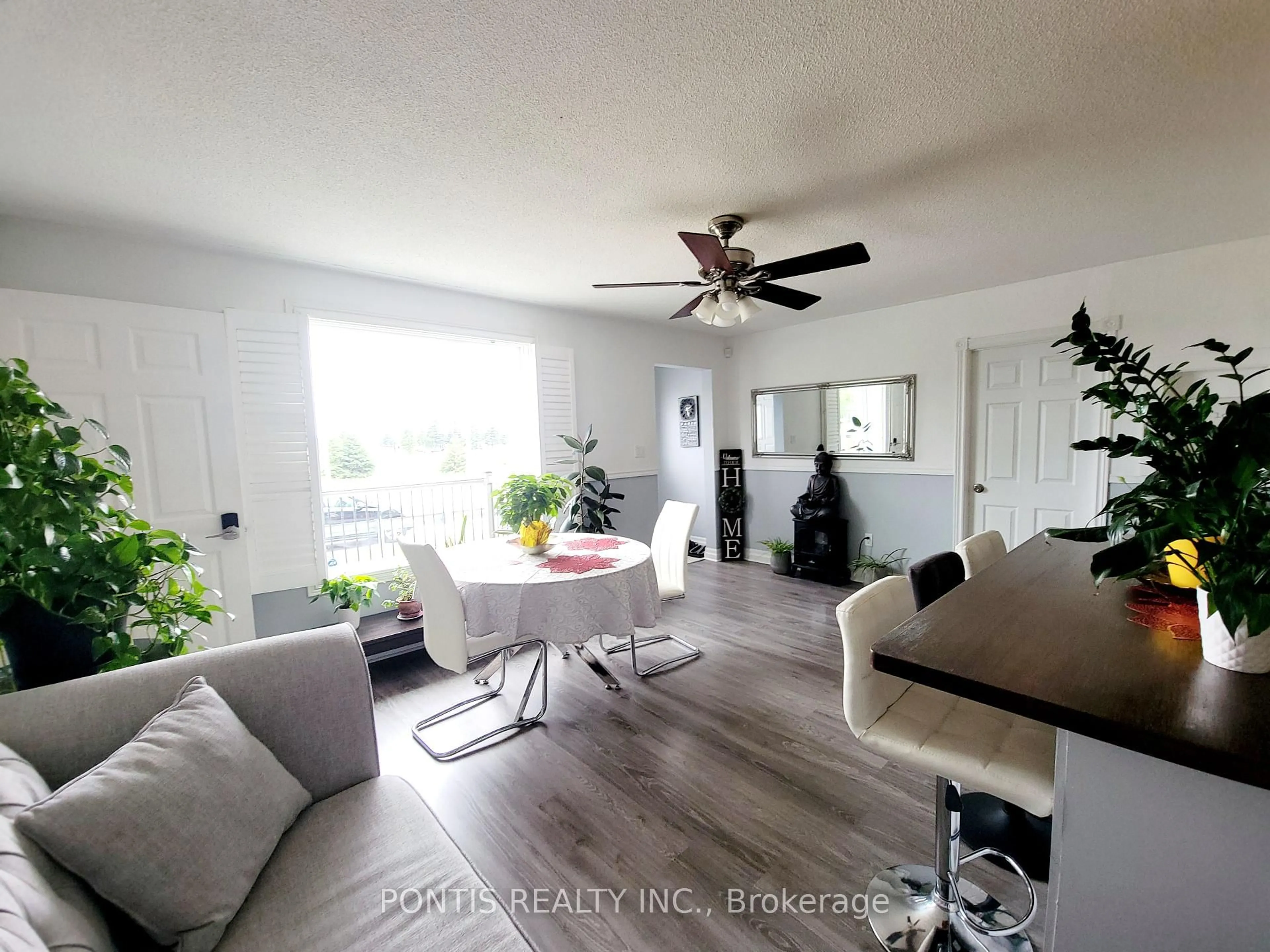 Living room with furniture, unknown for 4880 COUNTY 90 Rd, Springwater Ontario L4M 4S4