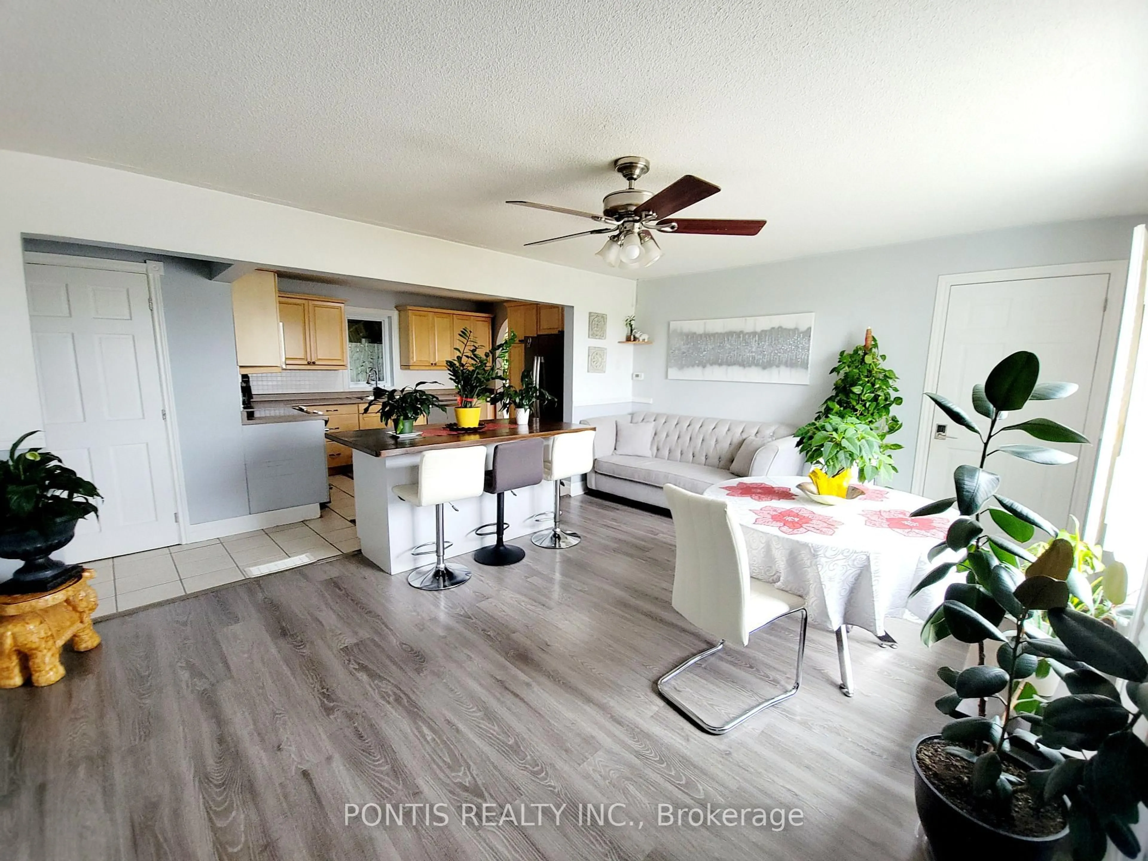 Open concept kitchen, unknown for 4880 COUNTY 90 Rd, Springwater Ontario L4M 4S4