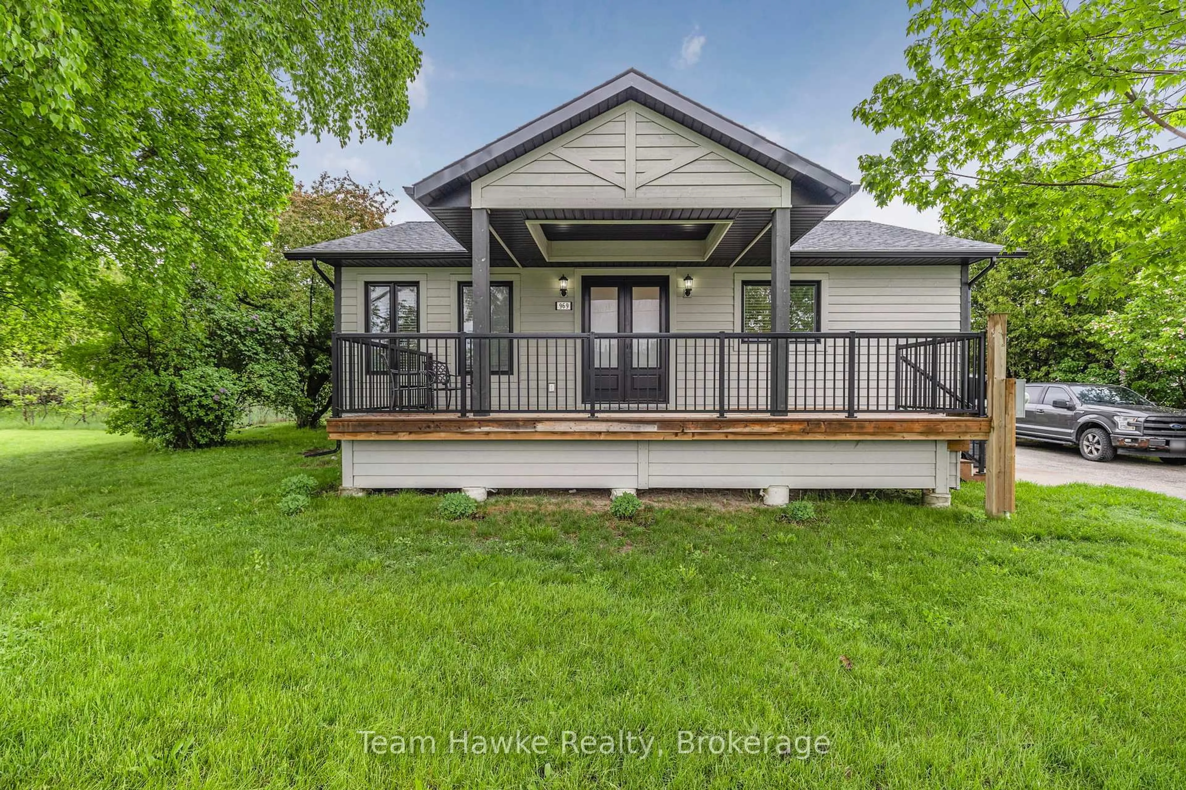 A pic from outside/outdoor area/front of a property/back of a property/a pic from drone, unknown for 969 WILLIAM St, Midland Ontario L4R 5E3