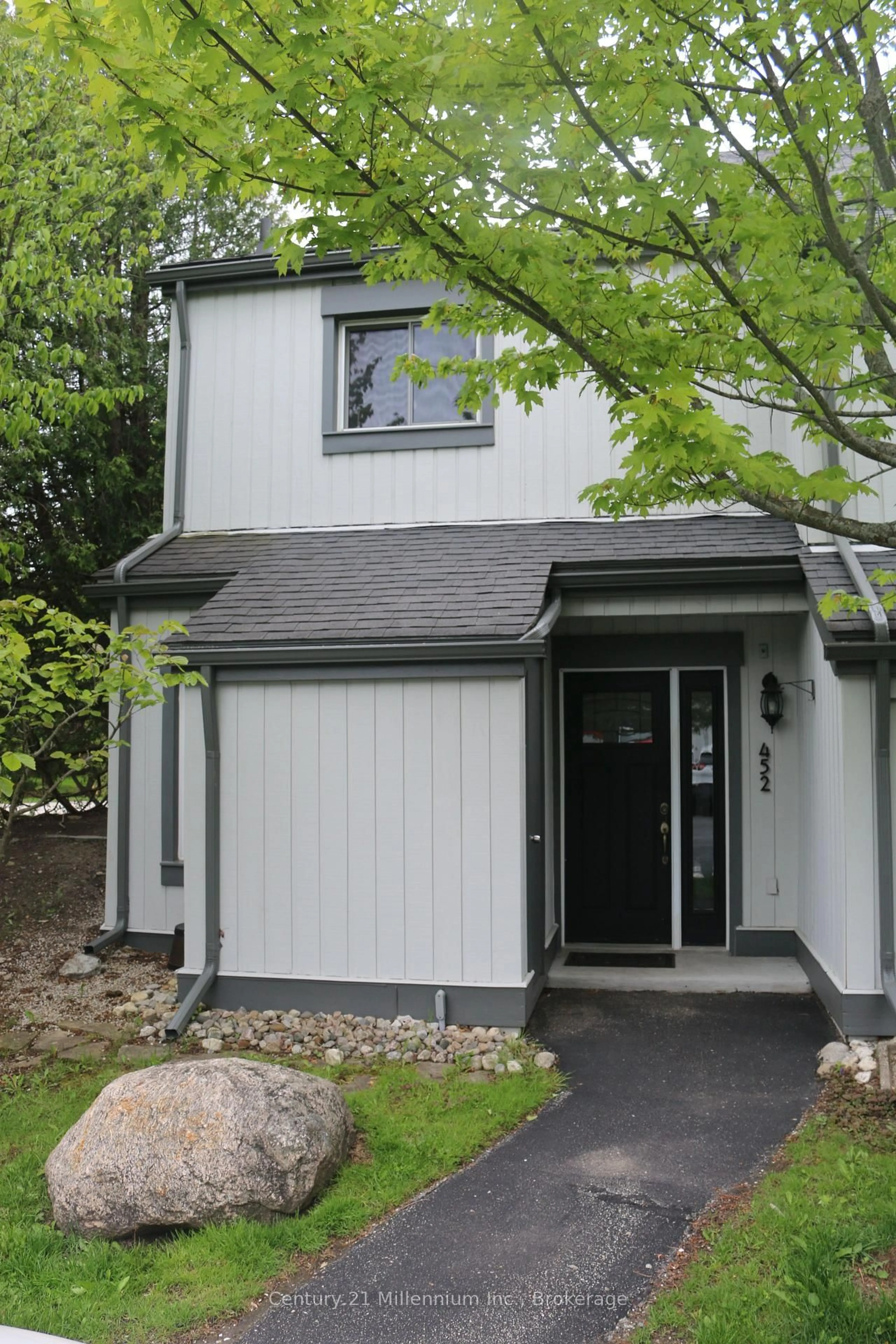 Home with vinyl exterior material, street for 452 Oxbow Cres, Collingwood Ontario L9Y 5B4