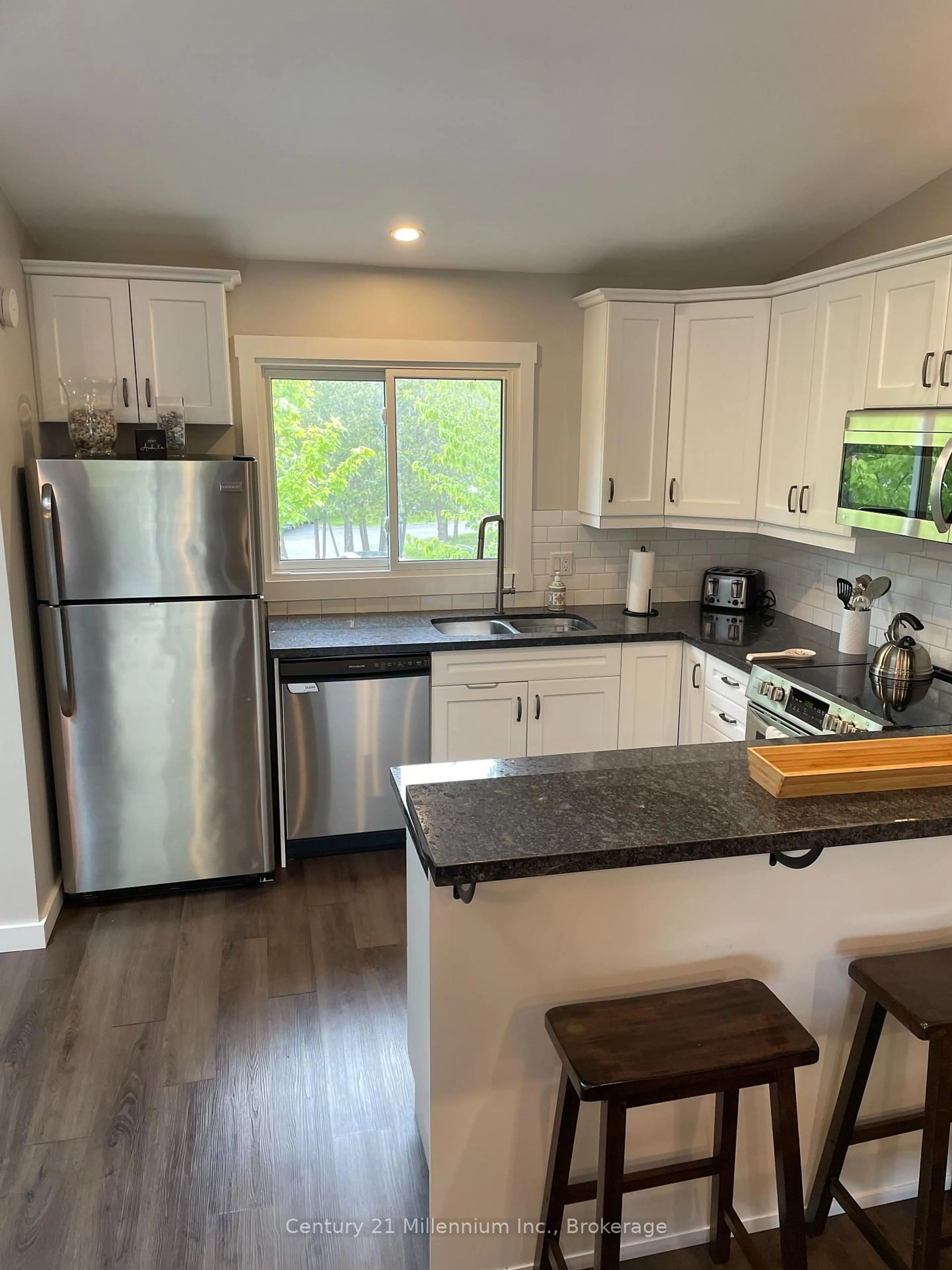 Open concept kitchen, wood/laminate floor for 452 Oxbow Cres, Collingwood Ontario L9Y 5B4