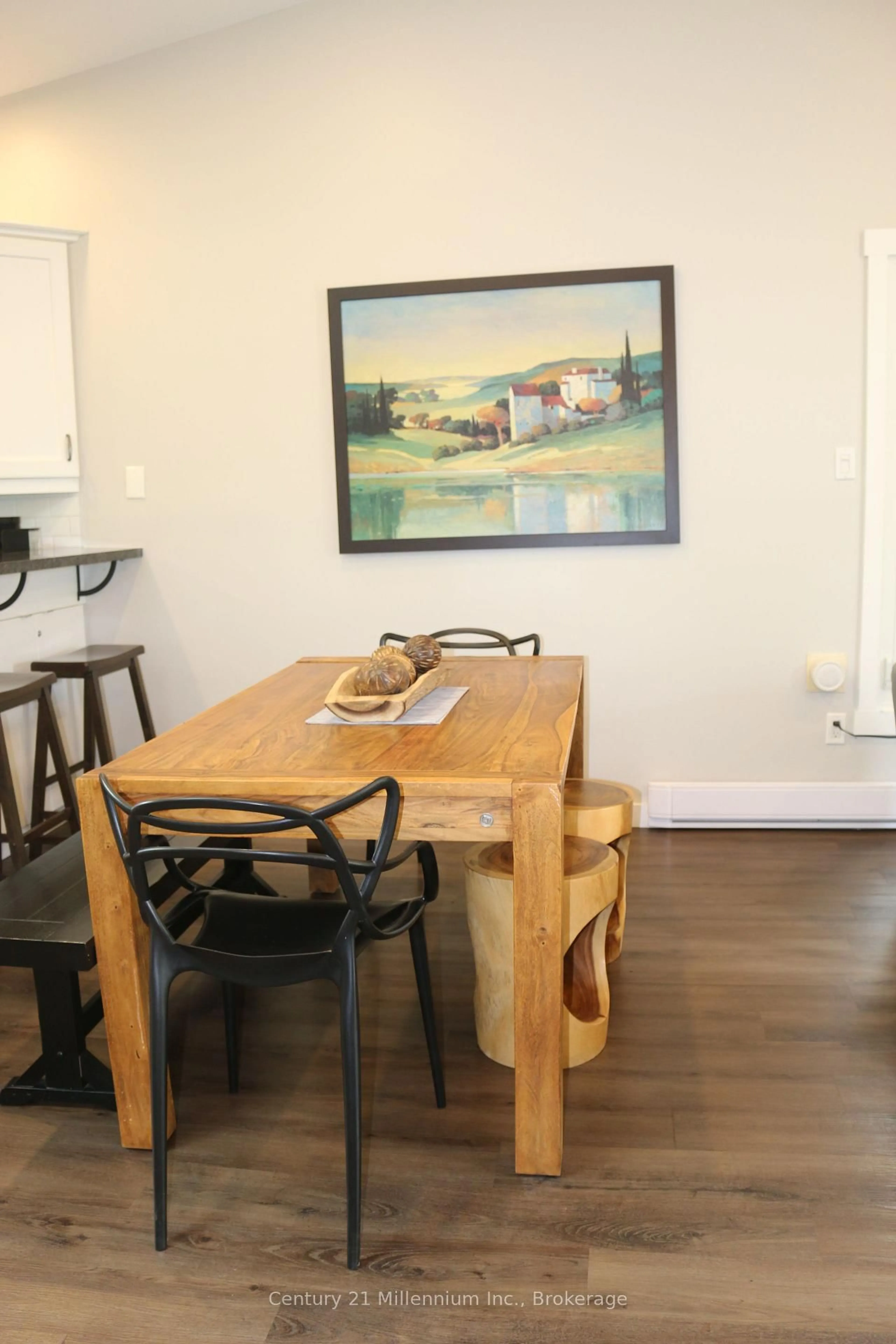 Dining room, wood/laminate floor for 452 Oxbow Cres, Collingwood Ontario L9Y 5B4