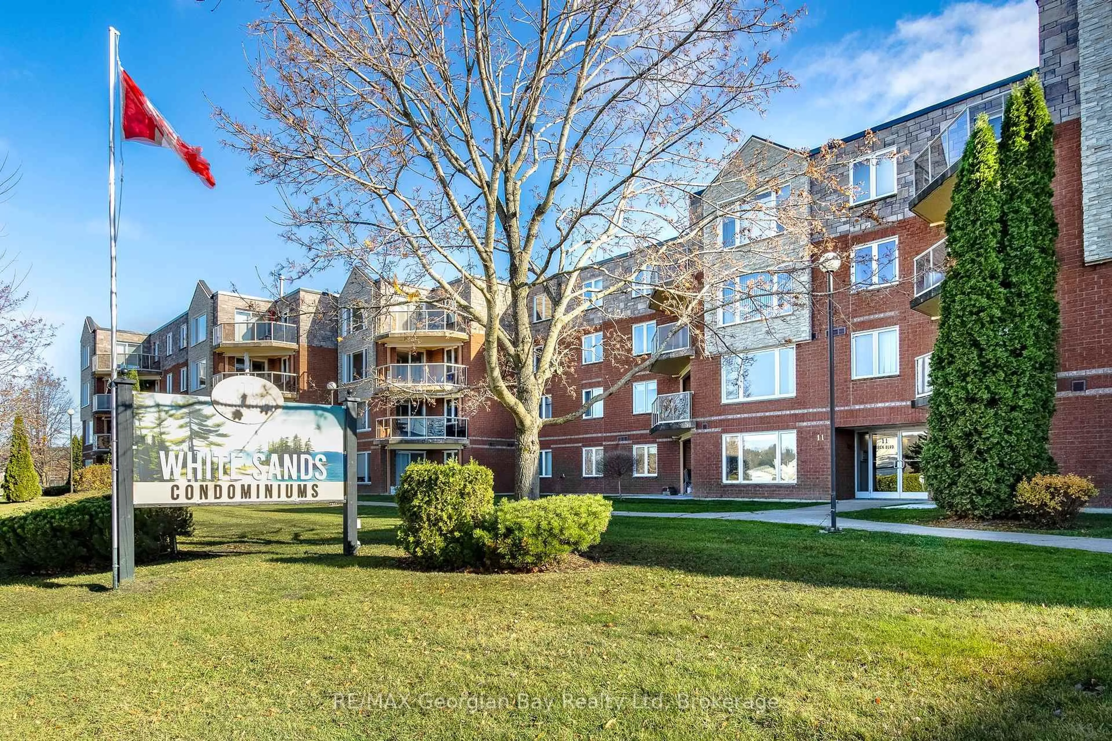 Patio, building for 11 Beck Blvd #204, Penetanguishene Ontario L9M 2G1
