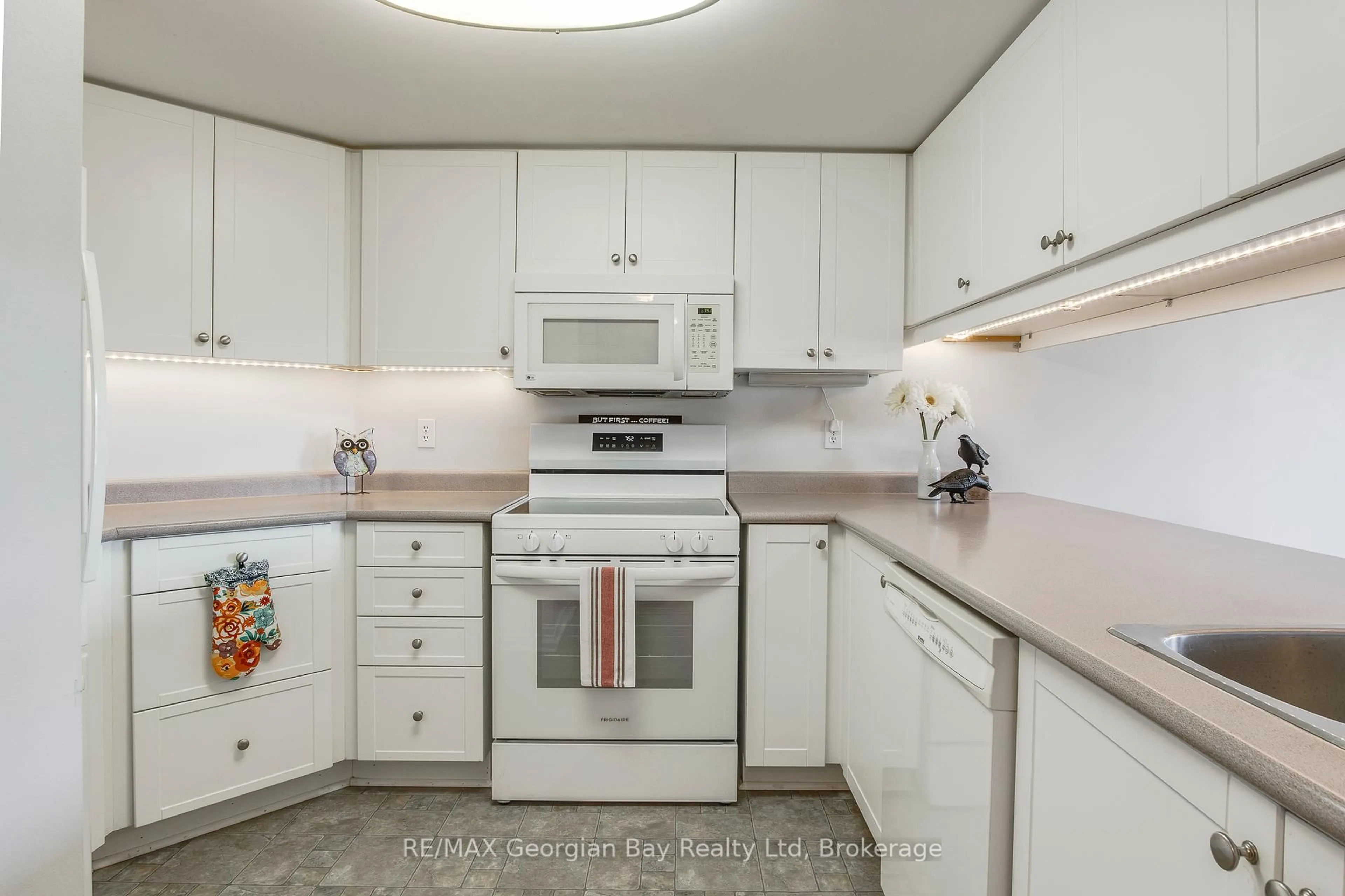 Standard kitchen, unknown for 11 Beck Blvd #204, Penetanguishene Ontario L9M 2G1