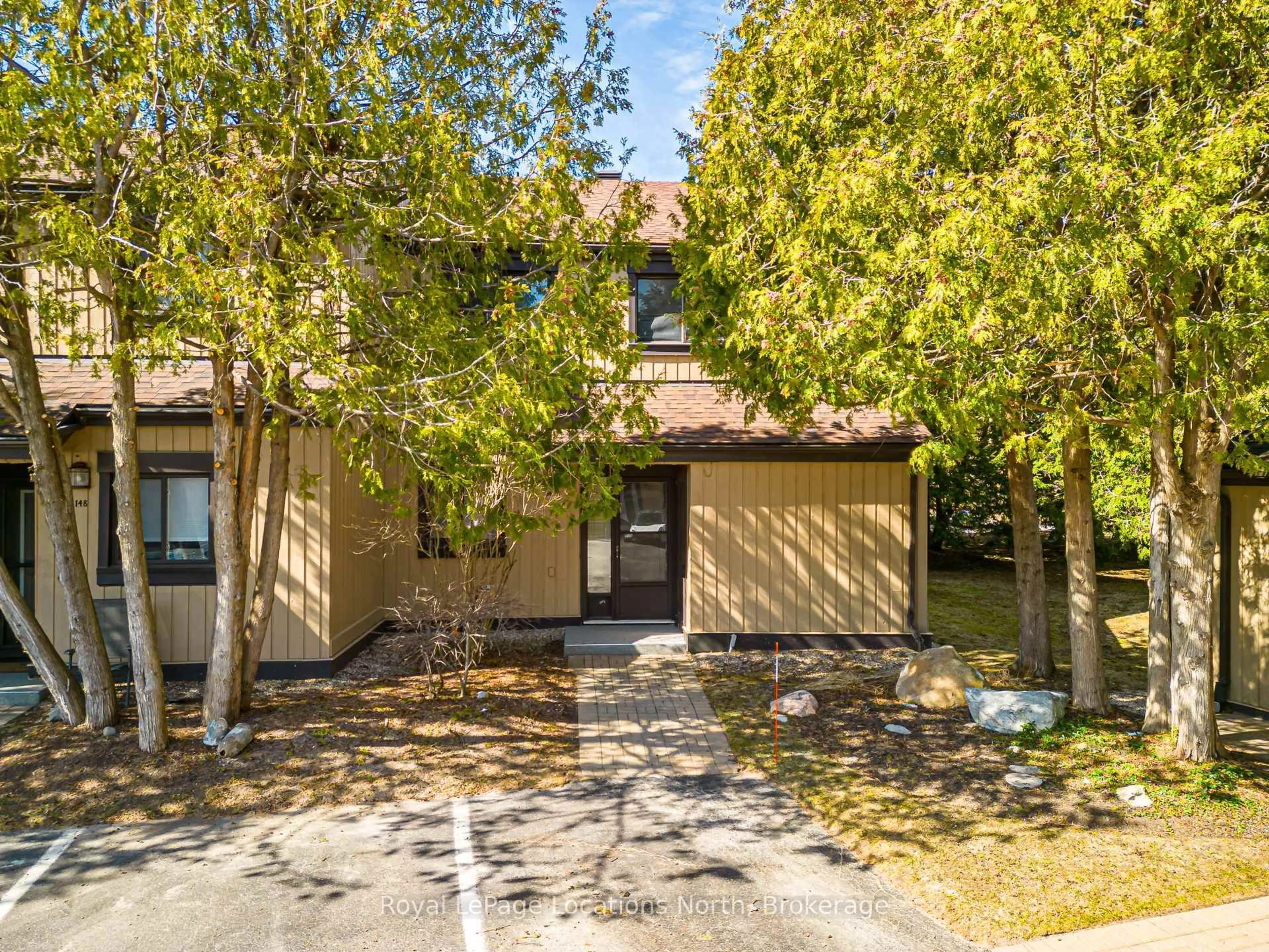 A pic from outside/outdoor area/front of a property/back of a property/a pic from drone, street for 147 Escarpment Cres, Collingwood Ontario L9Y 5B4