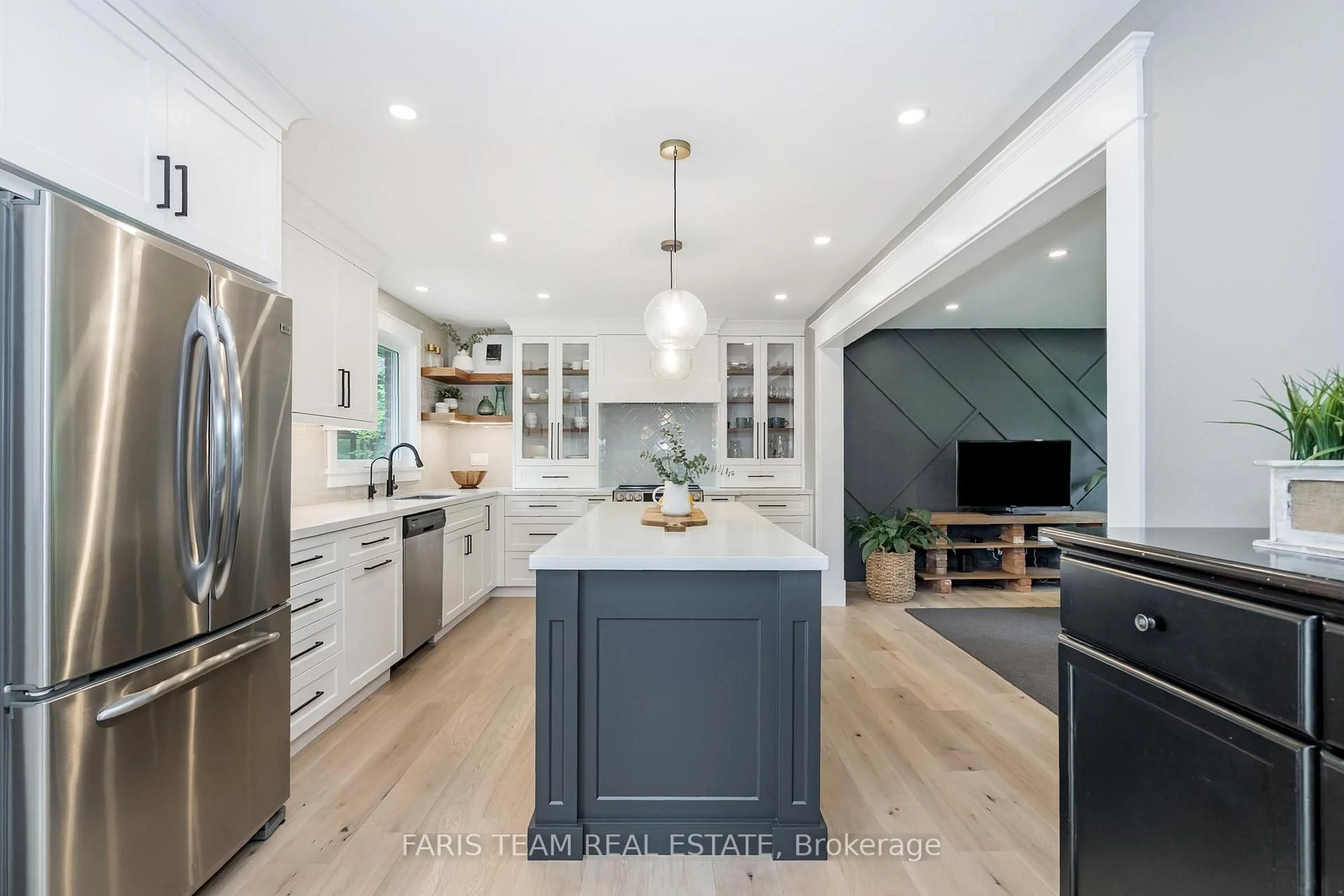 Open concept kitchen, unknown for 8 Malta Cres, Springwater Ontario L9X 0P2