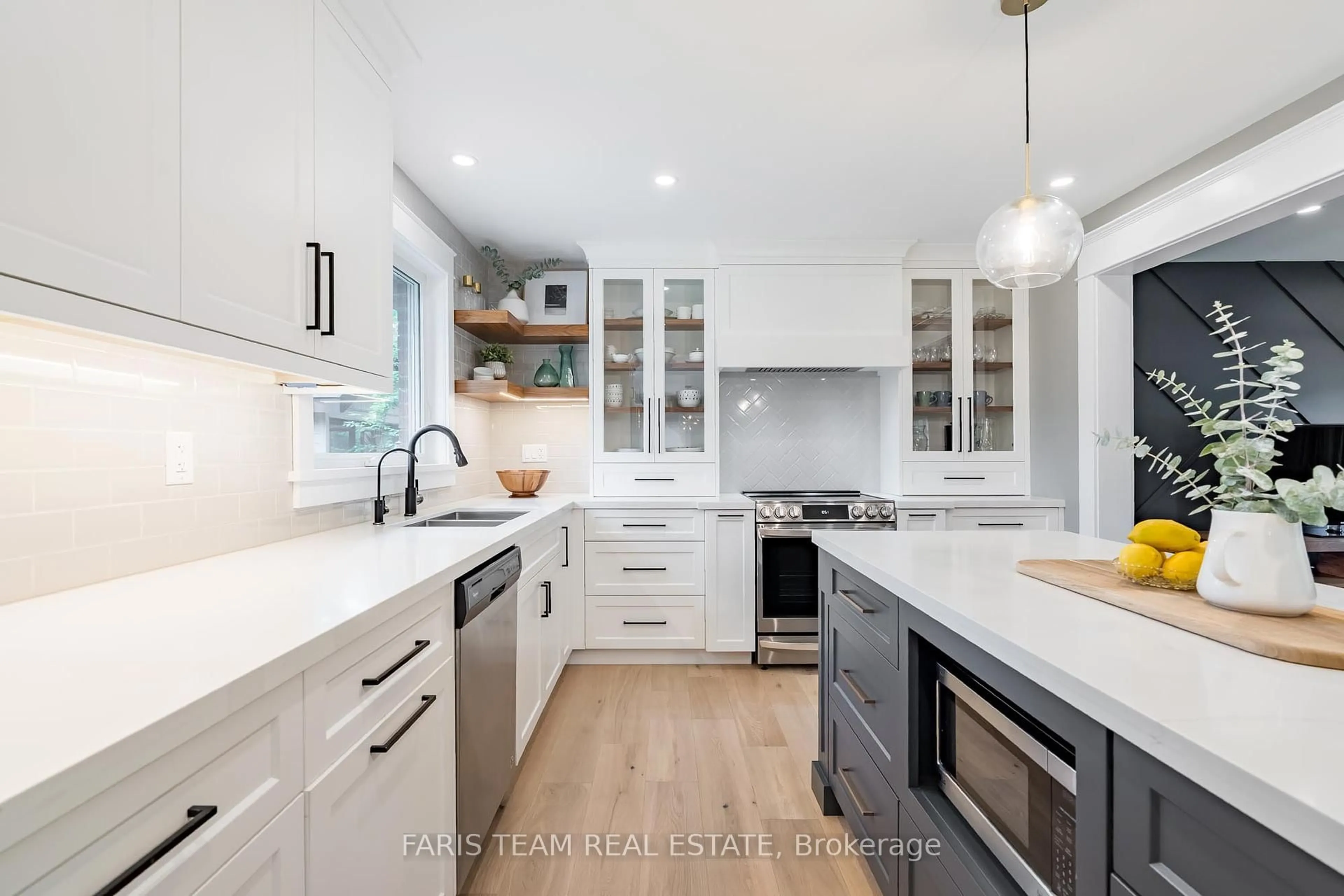 Open concept kitchen, unknown for 8 Malta Cres, Springwater Ontario L9X 0P2