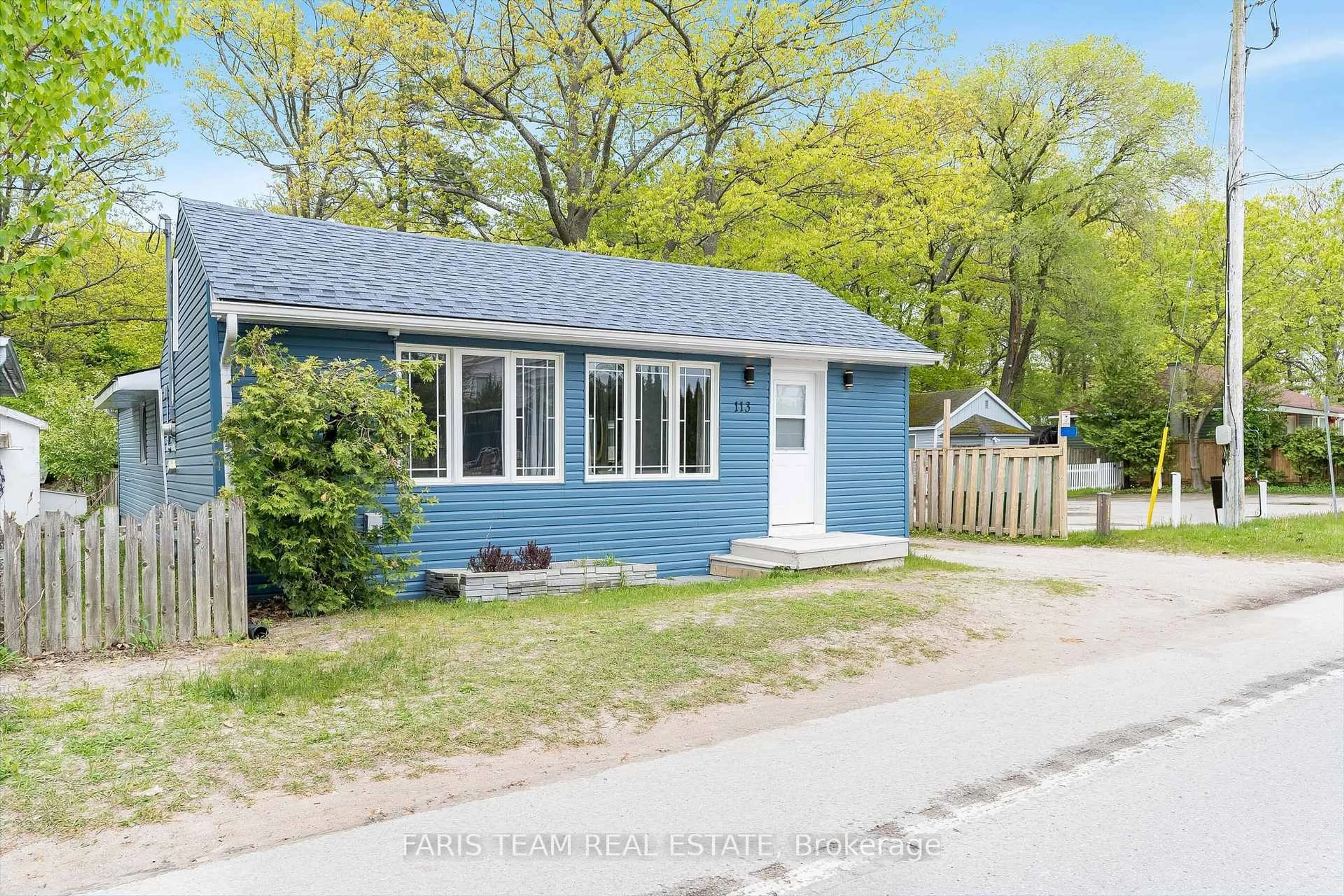 Home with vinyl exterior material, street for 113 River Rd, Wasaga Beach Ontario L9Z 2L4