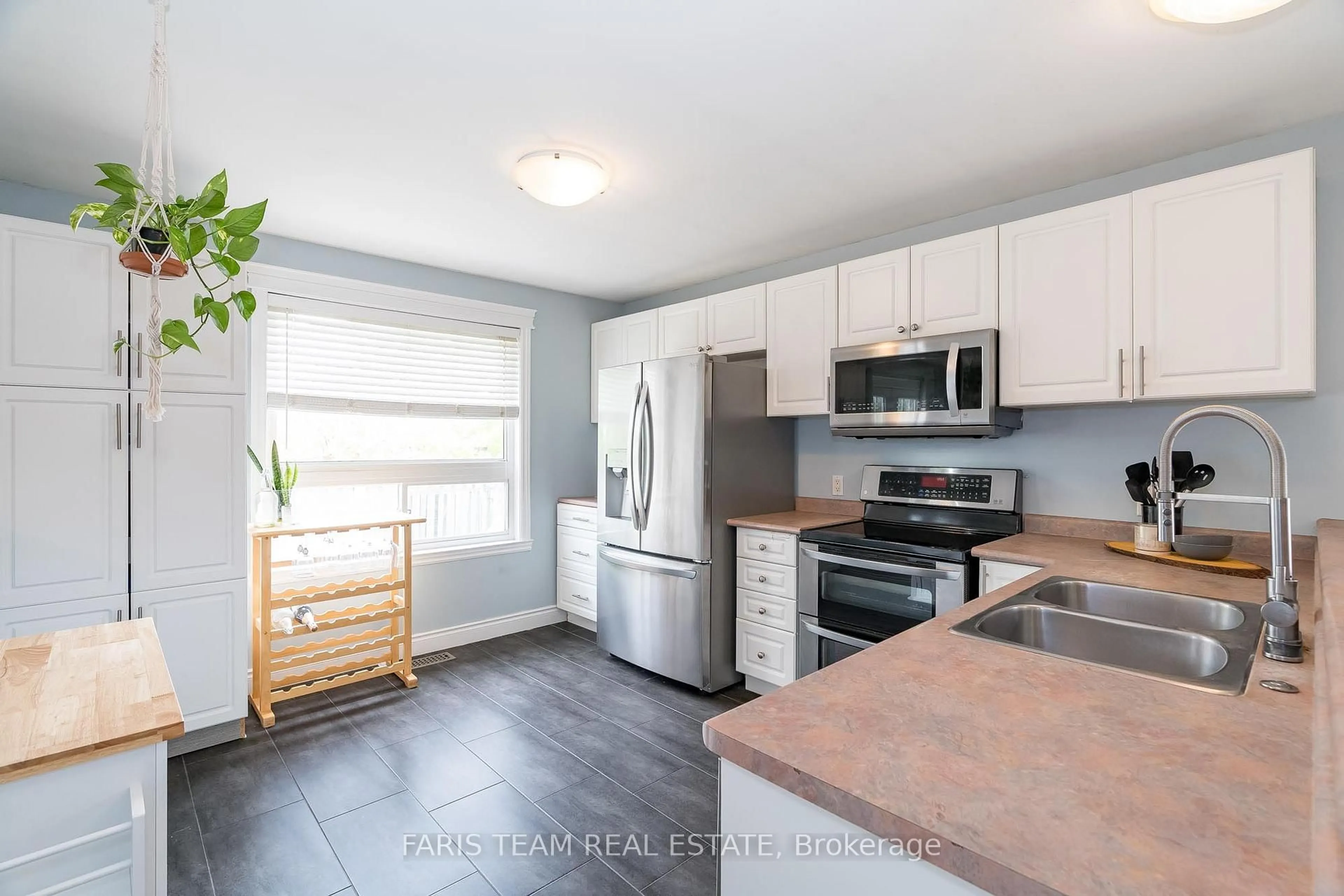 Open concept kitchen, wood/laminate floor for 268 Johnson St, Barrie Ontario L4M 6S8
