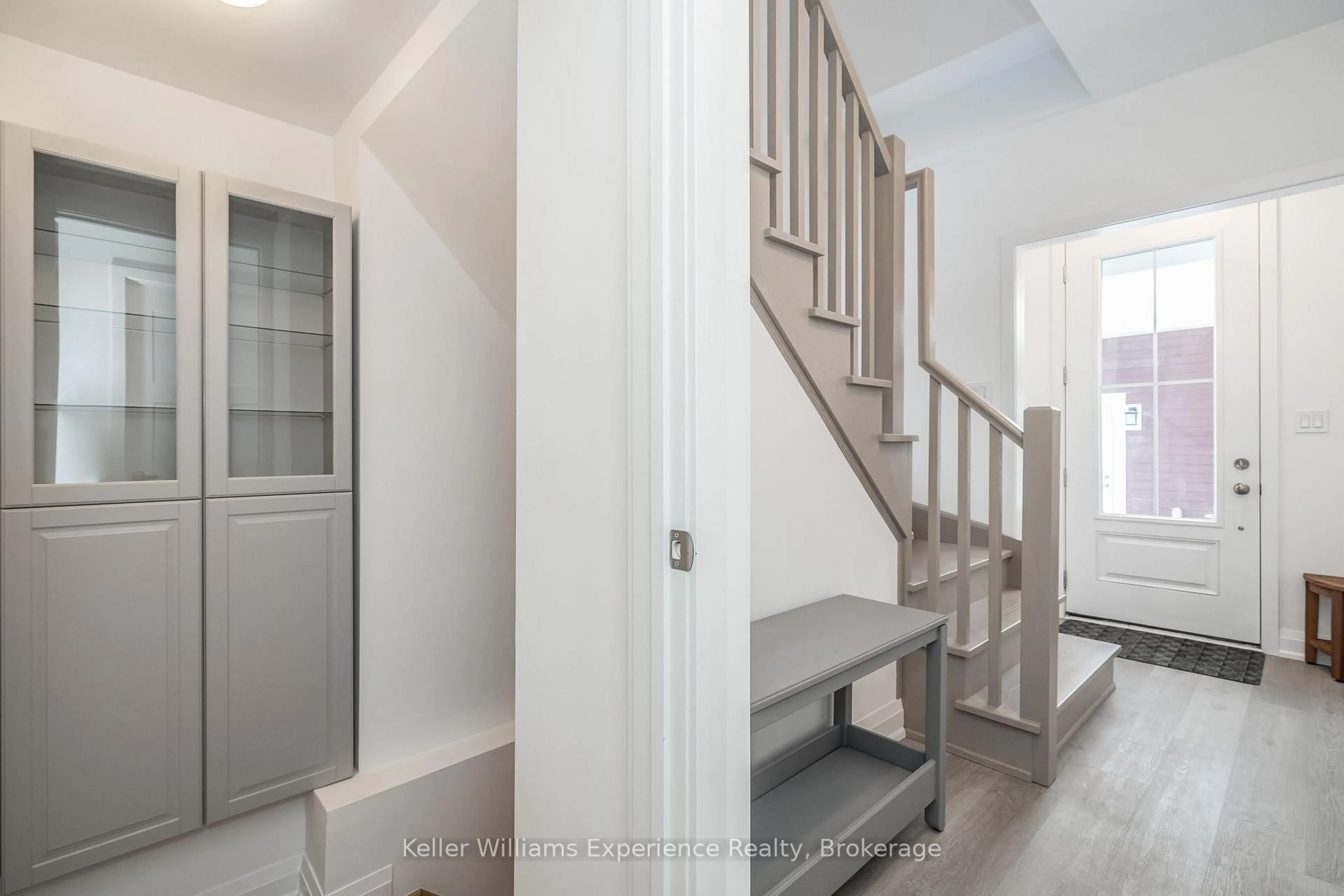 Indoor entryway for 24 Danielle Cres, Midland Ontario L4R 0H3
