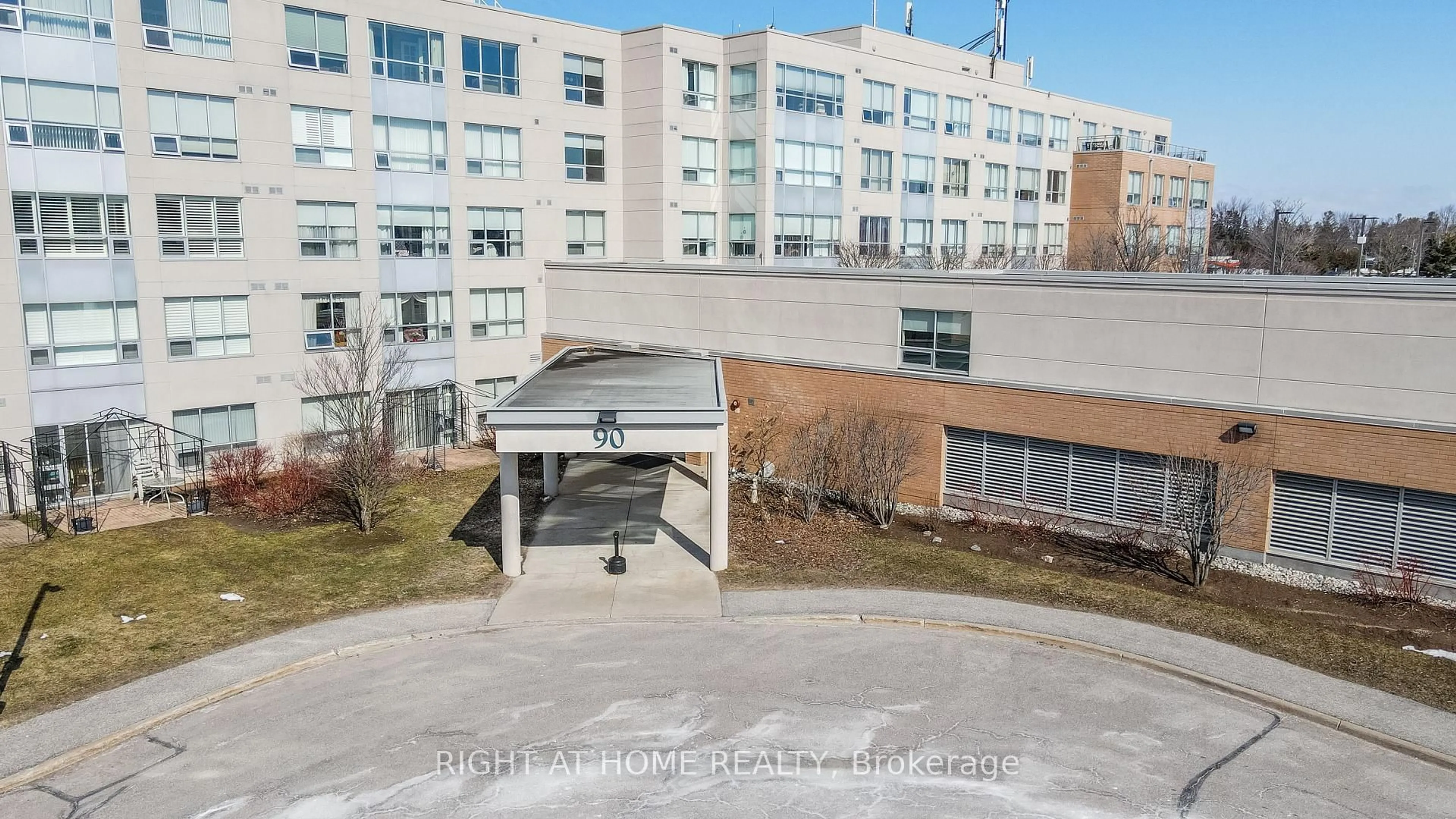 Patio, building for 90 Dean Ave #202, Barrie Ontario L4N 0M3