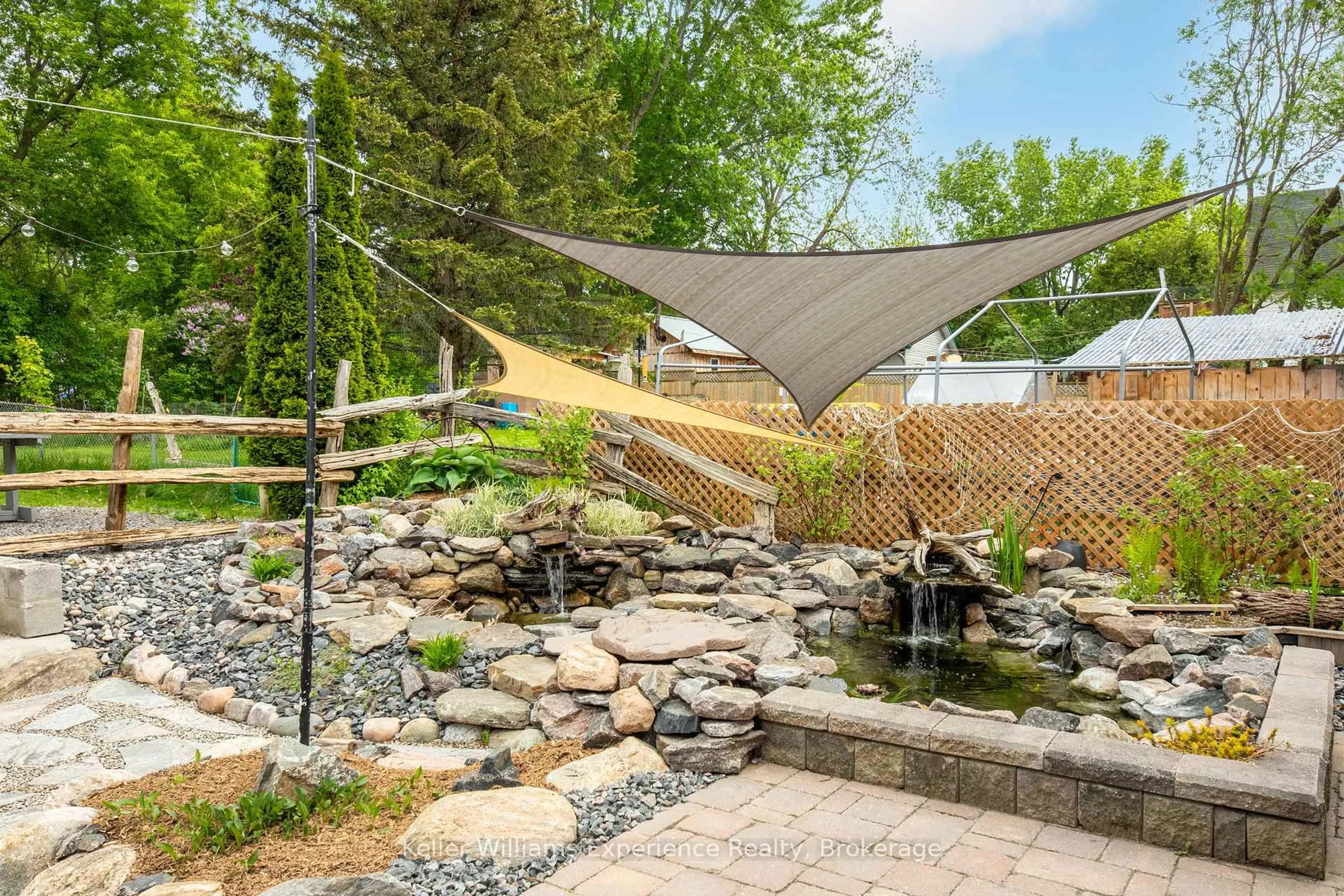Patio, mountain view for 95 Fox St, Penetanguishene Ontario L9M 1C8