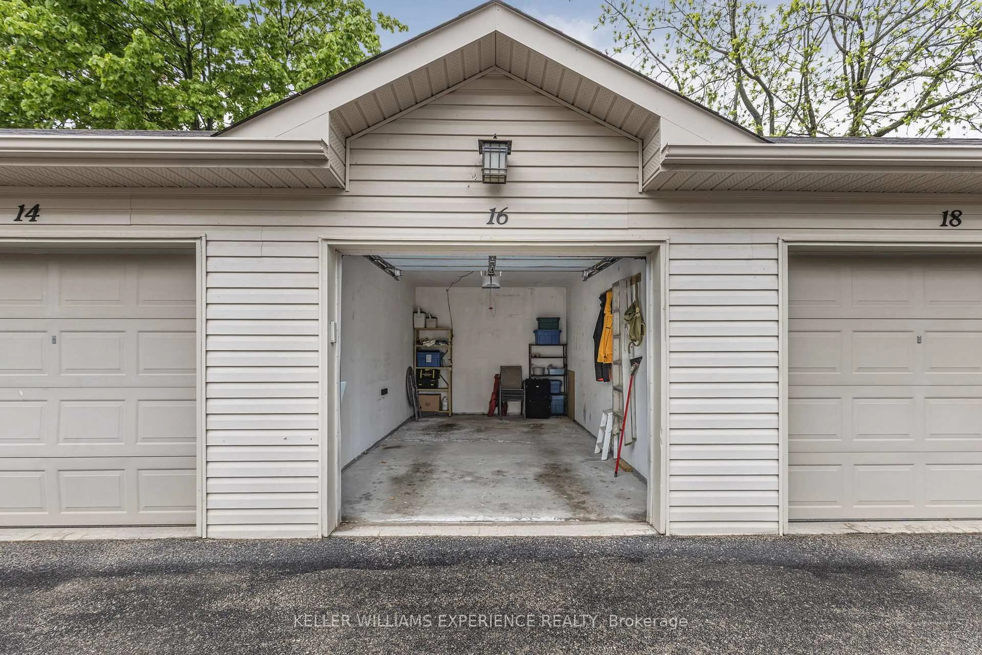 Indoor garage for 9 Westmount Dr, Orillia Ontario L3V 6C8