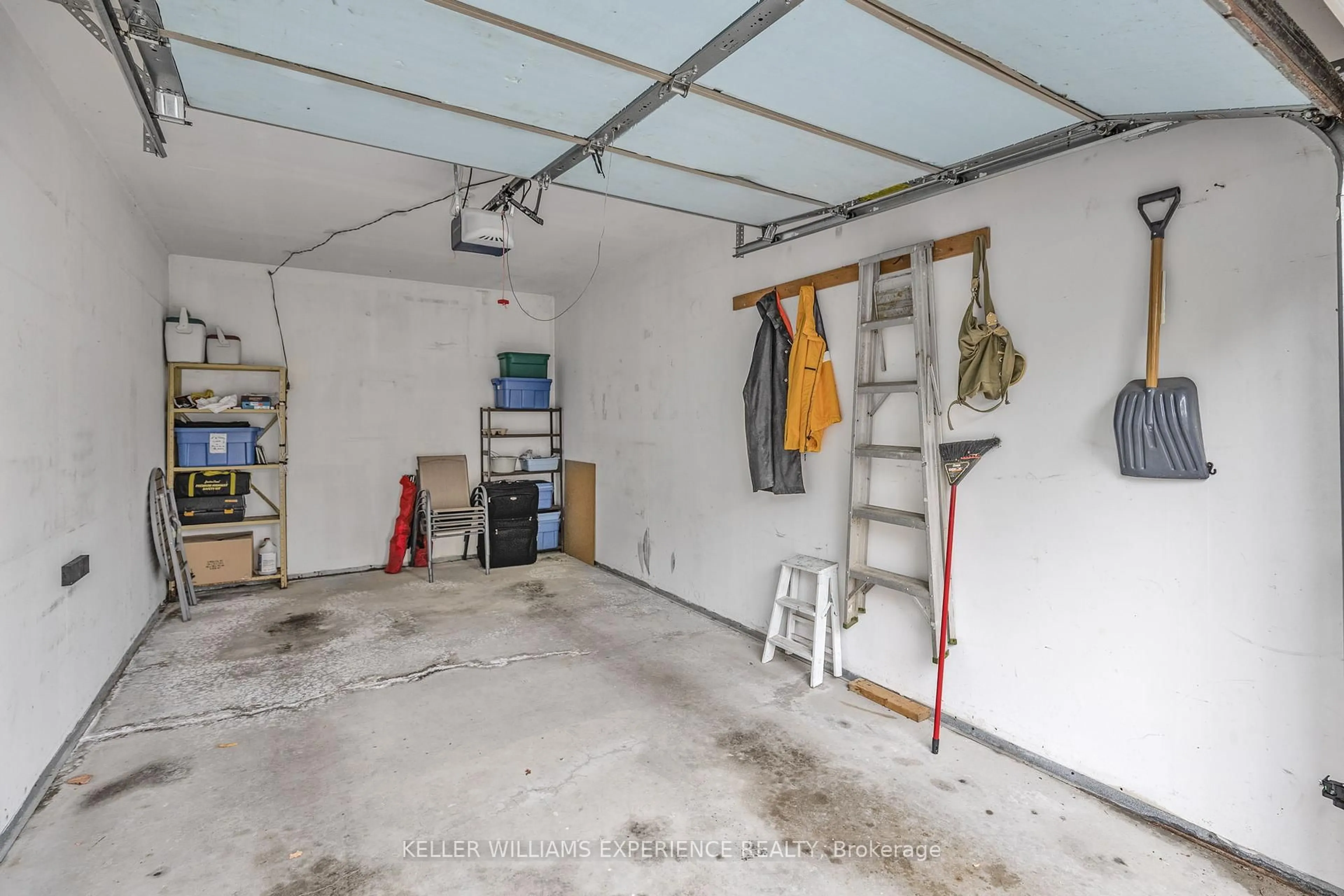 Indoor garage for 9 Westmount Dr, Orillia Ontario L3V 6C8