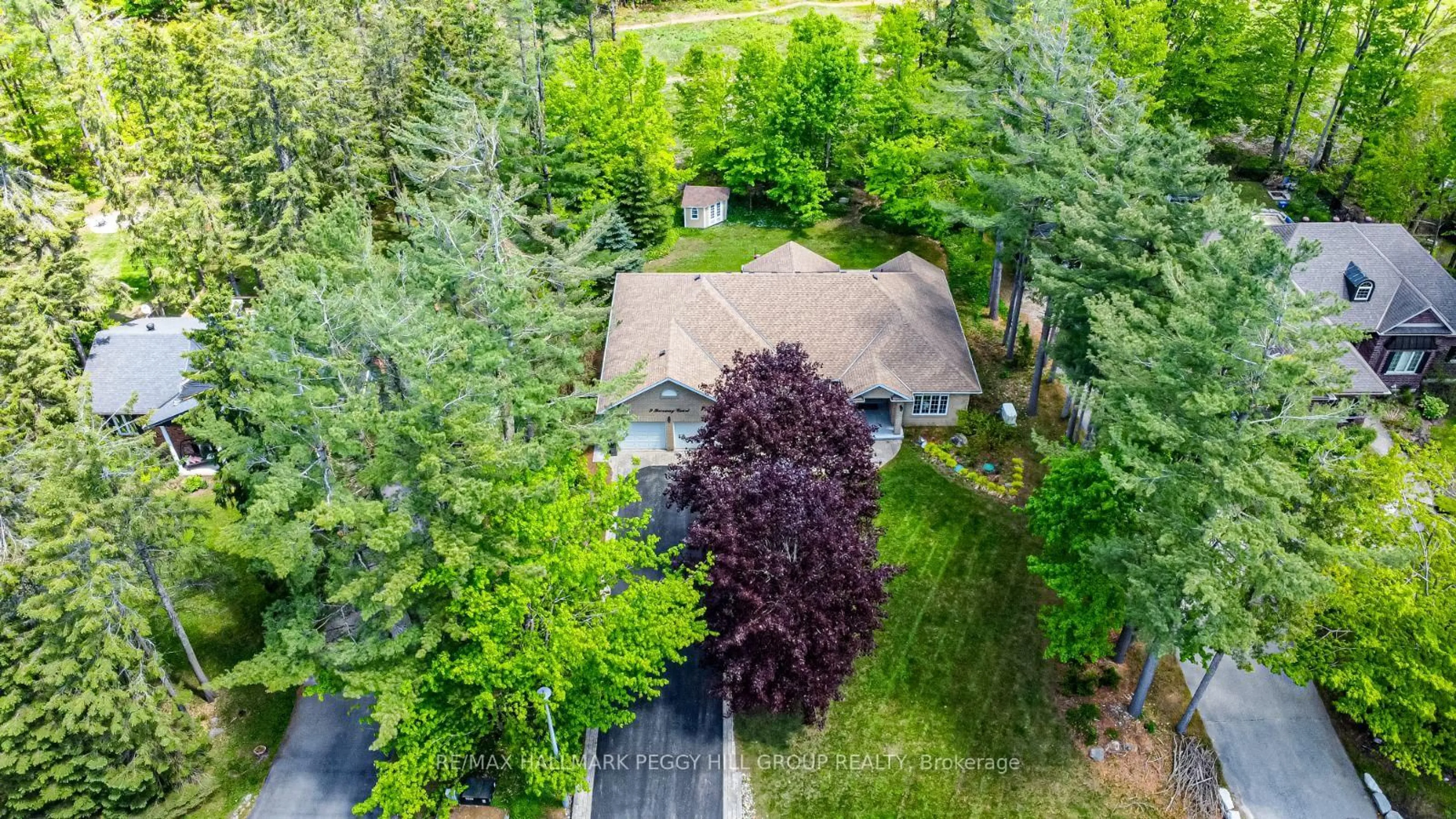 A pic from outside/outdoor area/front of a property/back of a property/a pic from drone, street for 9 Fairway Crt, Oro-Medonte Ontario L0L 2L0