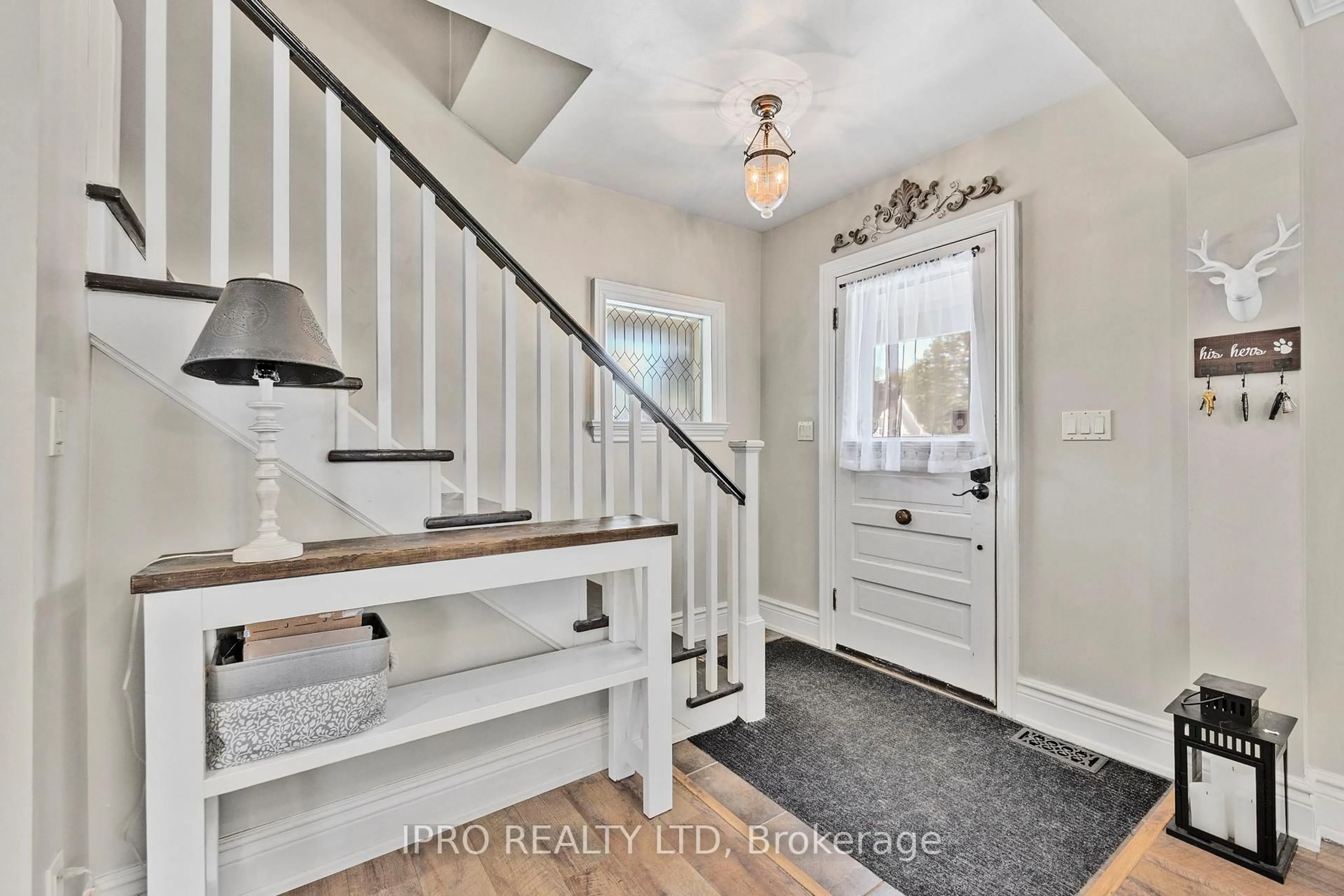 Indoor entryway for 280 Mary St, Orillia Ontario L3V 3E7