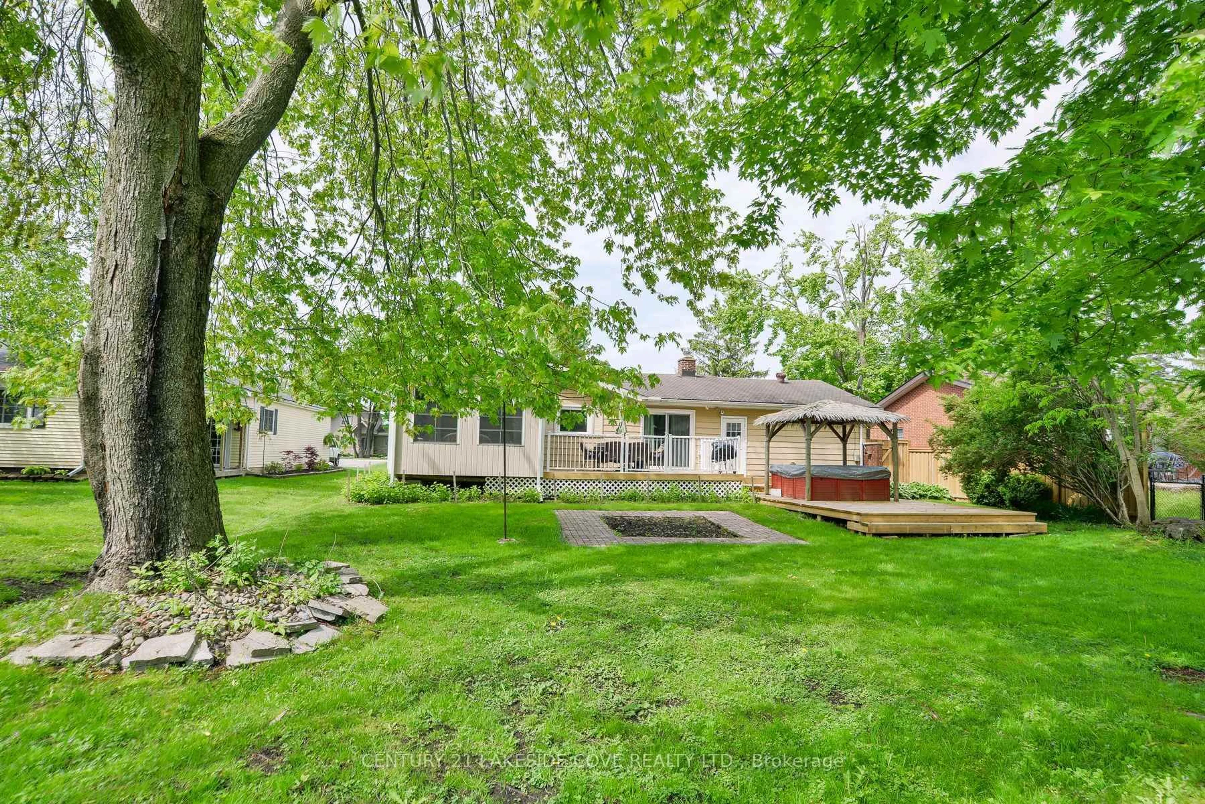 Patio, street for 9 Pinetree Crt, Ramara Ontario L0K 1B0