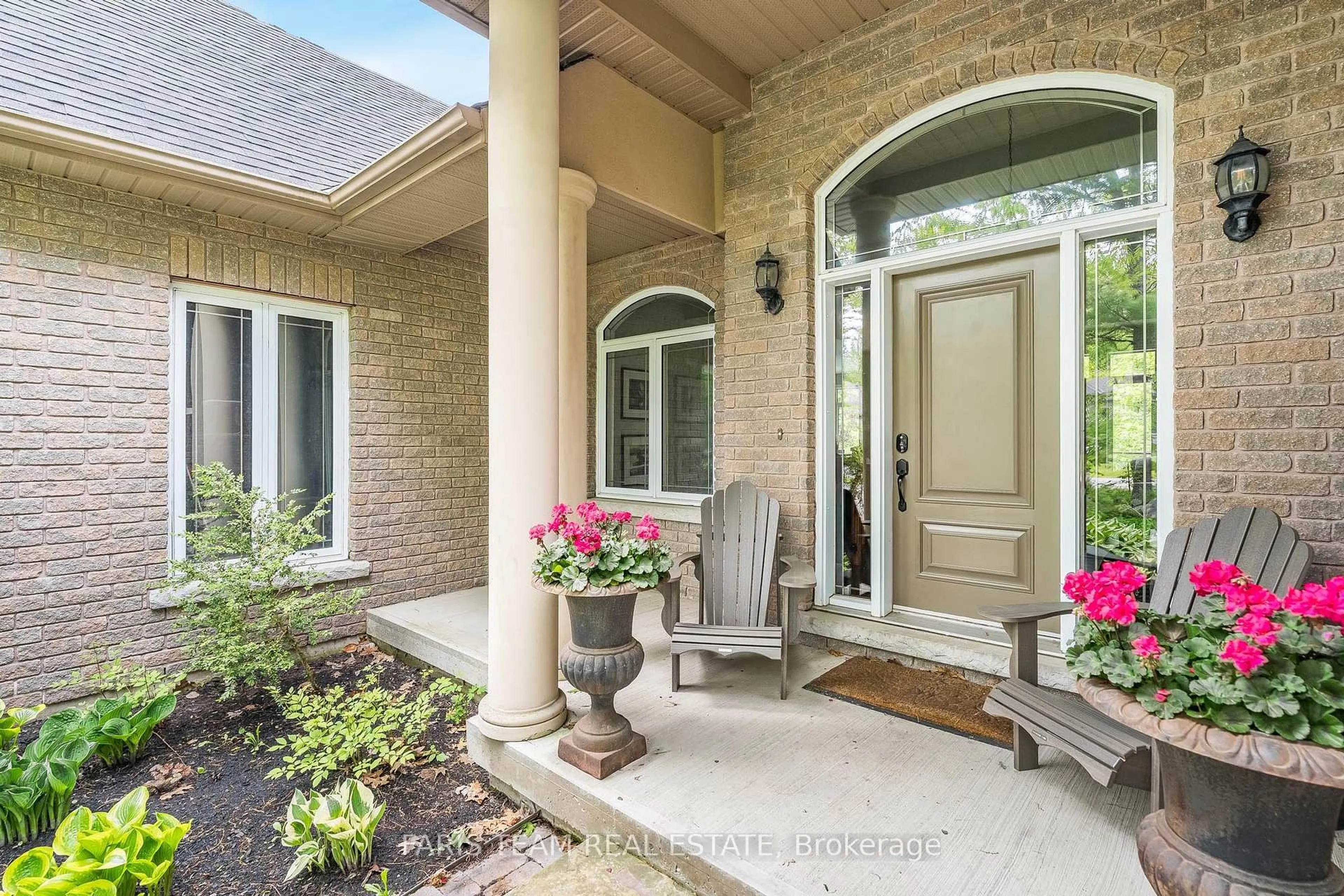 Indoor entryway for 15 Laddie Lane, Springwater Ontario L0L 1Y2