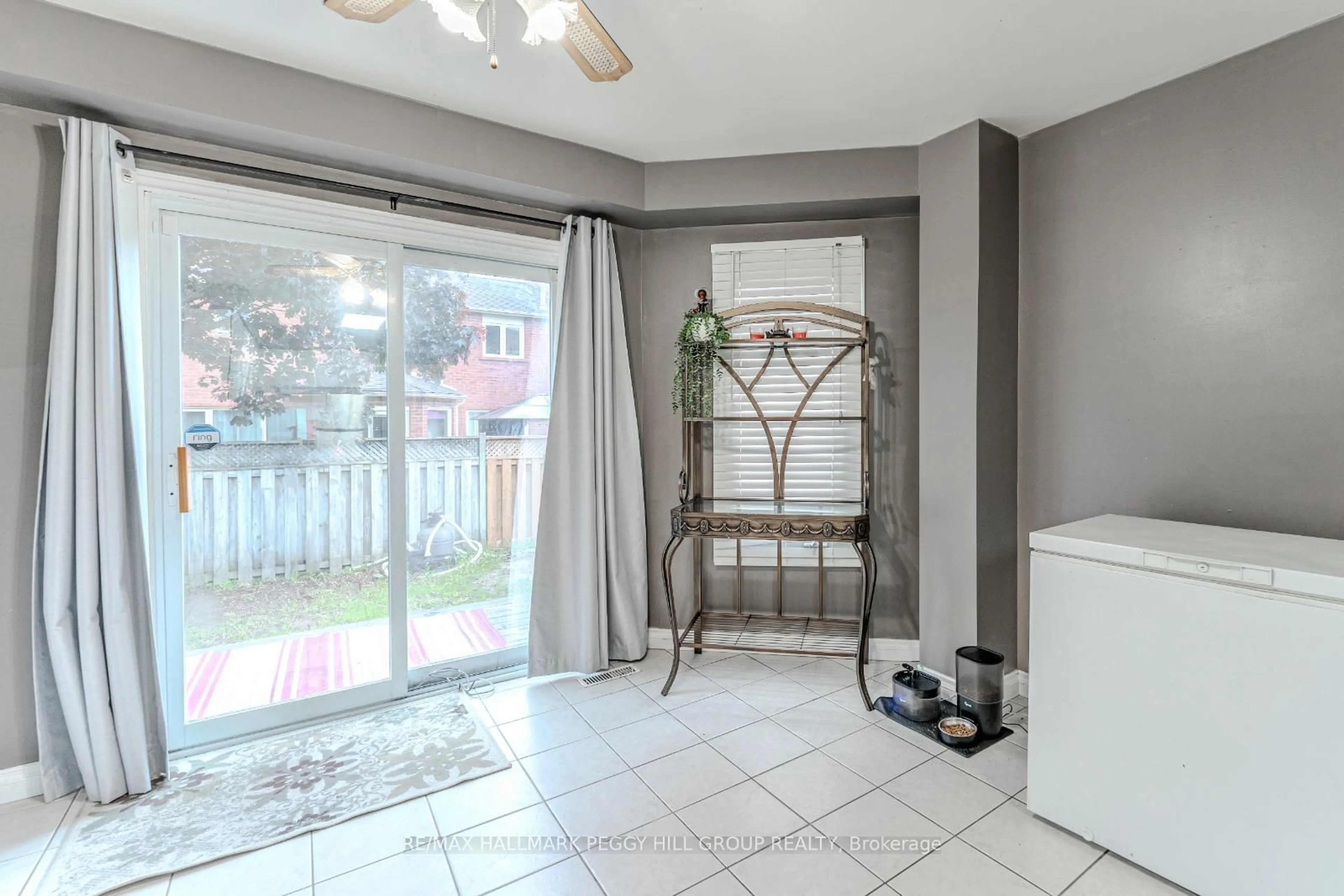 Indoor entryway for 188 Kozlov St, Barrie Ontario L4N 7H5