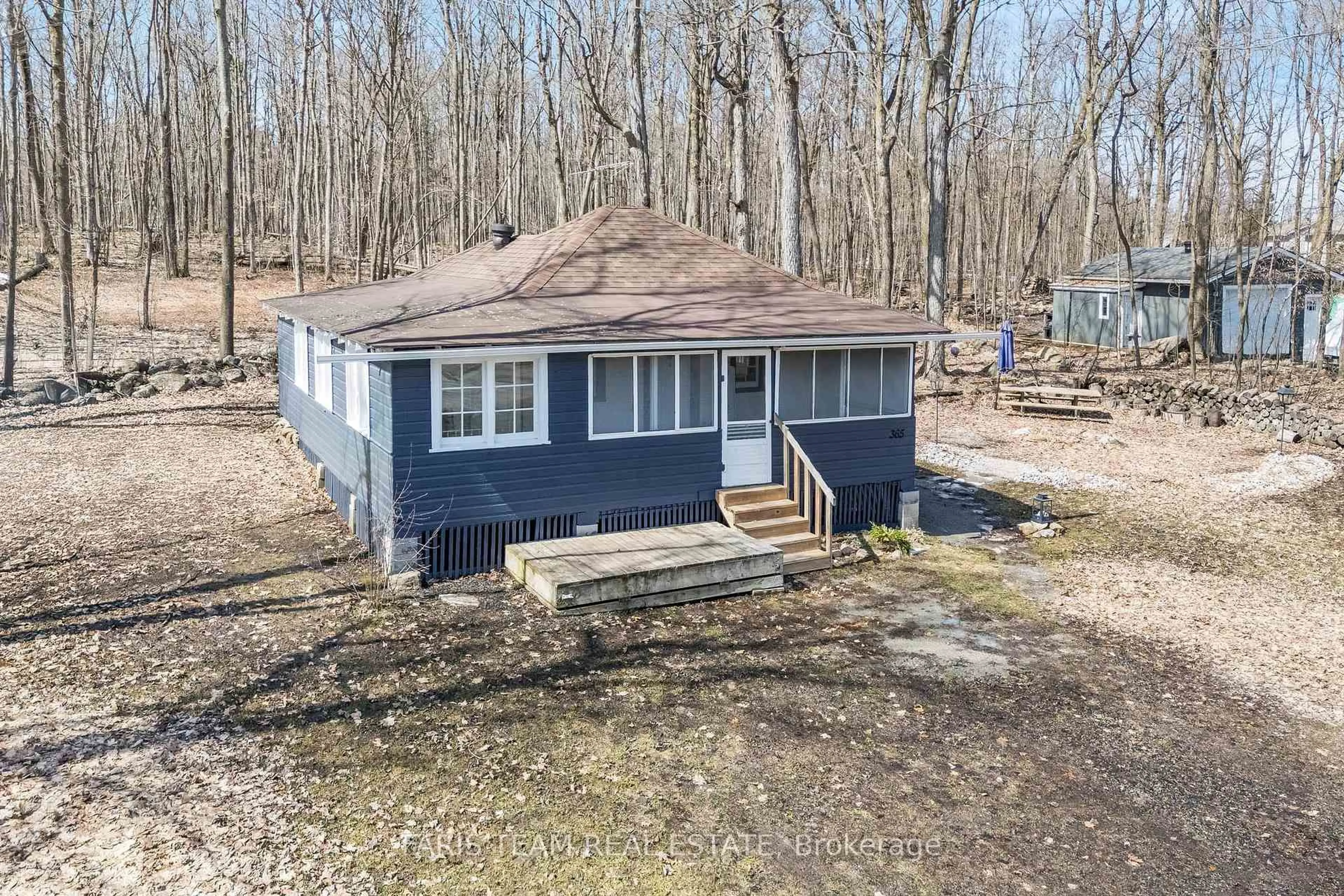 A pic from outside/outdoor area/front of a property/back of a property/a pic from drone, unknown for 365 Robins Point Rd, Tay Ontario L0K 2A0