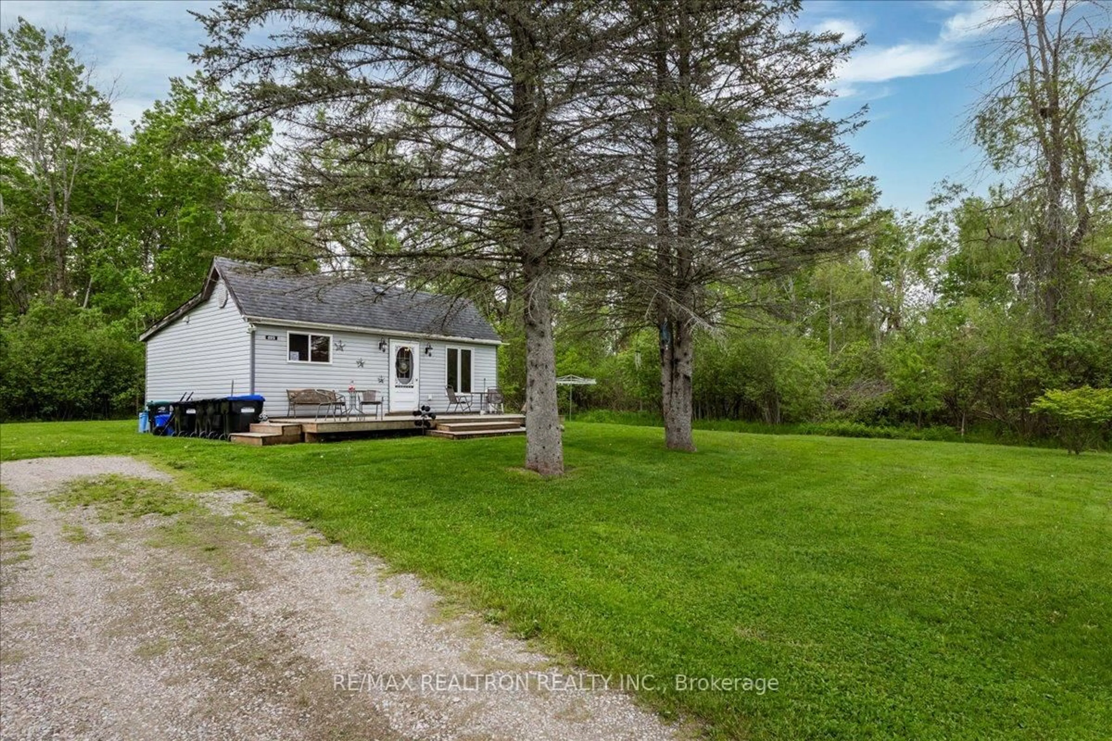 A pic from outside/outdoor area/front of a property/back of a property/a pic from drone, street for 522 Helen Duncan St, Tay Ontario L0K 1R0