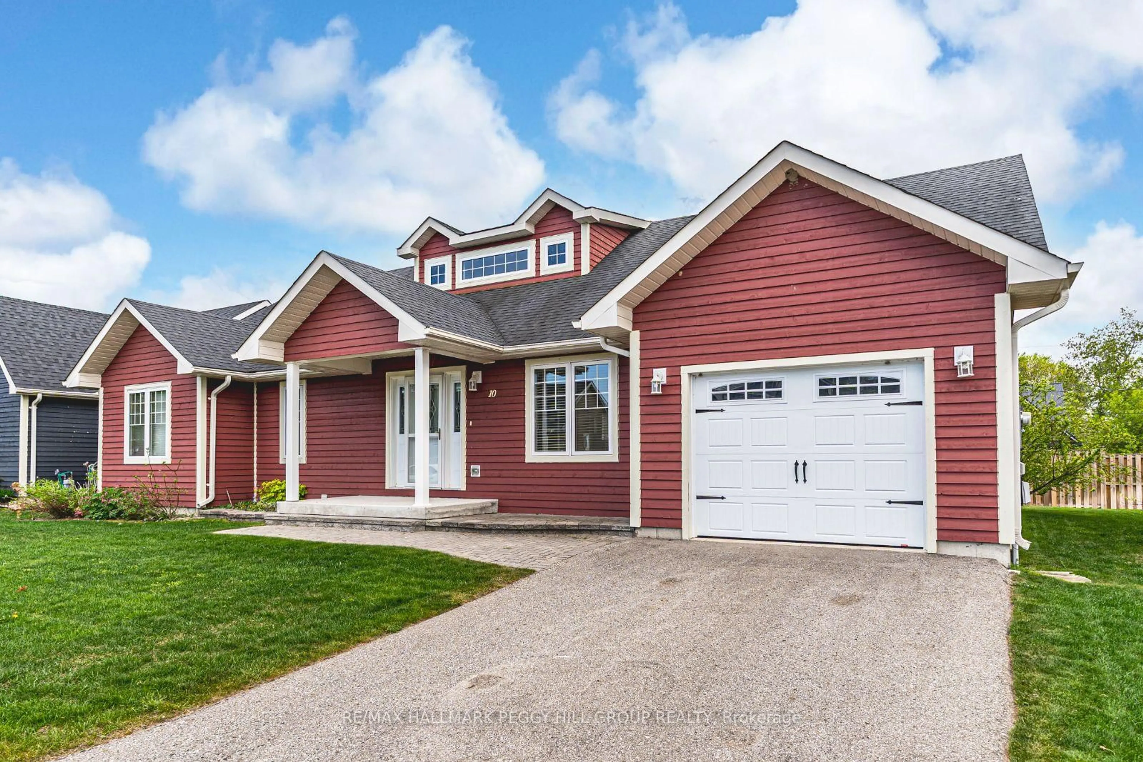 Home with vinyl exterior material, street for 10 Grew Cres, Penetanguishene Ontario L9M 0A4