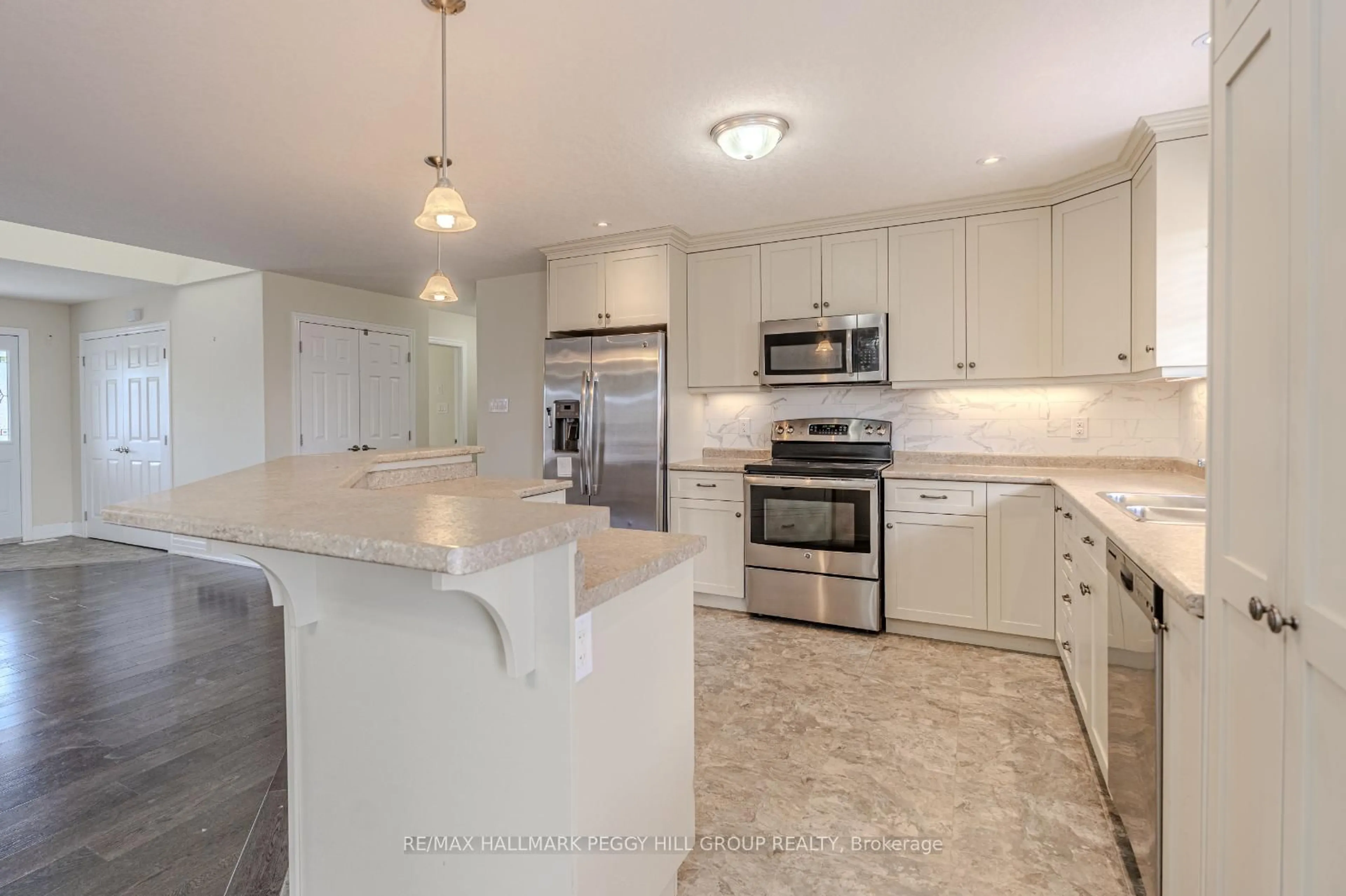Open concept kitchen, ceramic/tile floor for 10 Grew Cres, Penetanguishene Ontario L9M 0A4