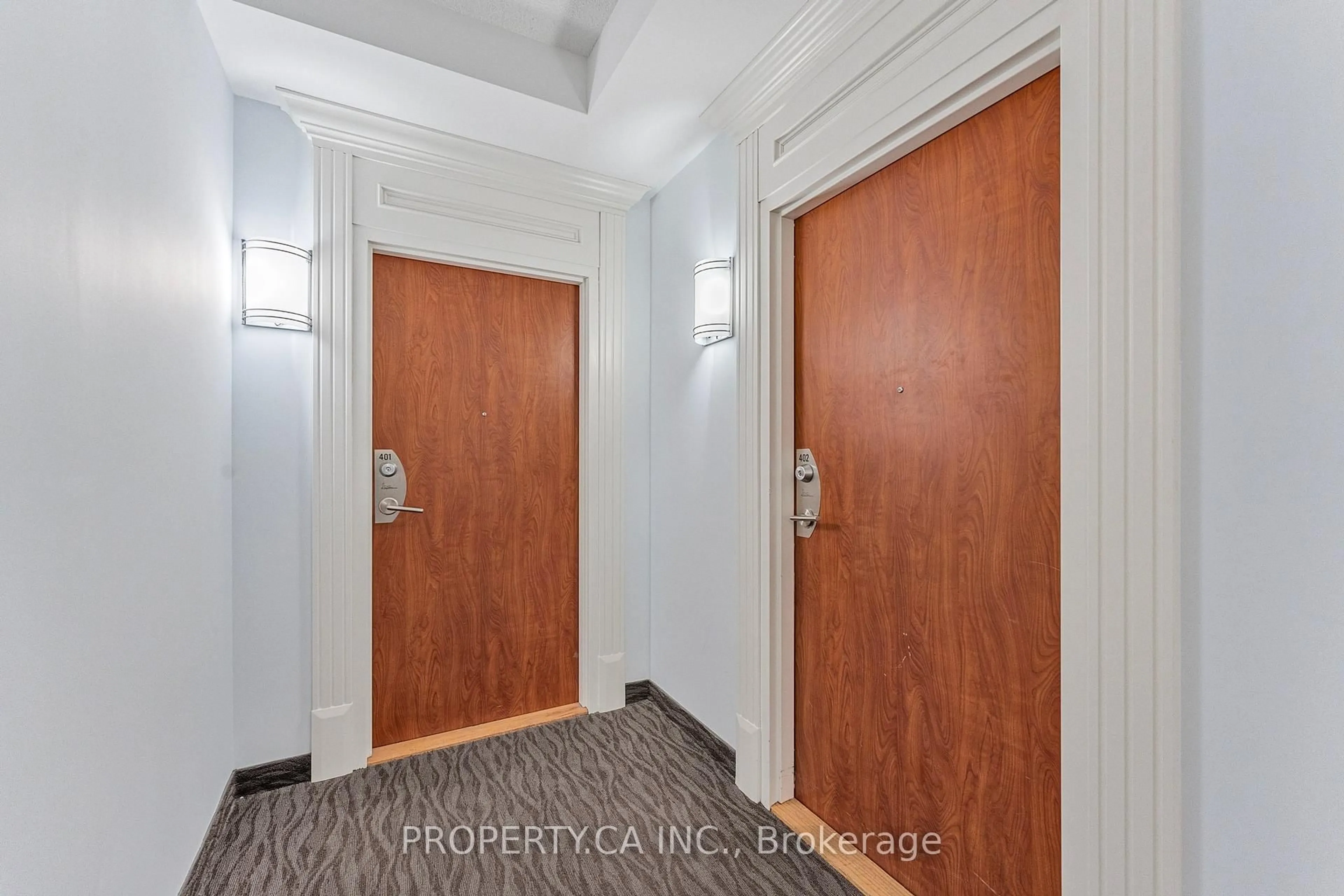Indoor entryway for 699 Aberdeen Blvd #401, Midland Ontario L4R 5P2