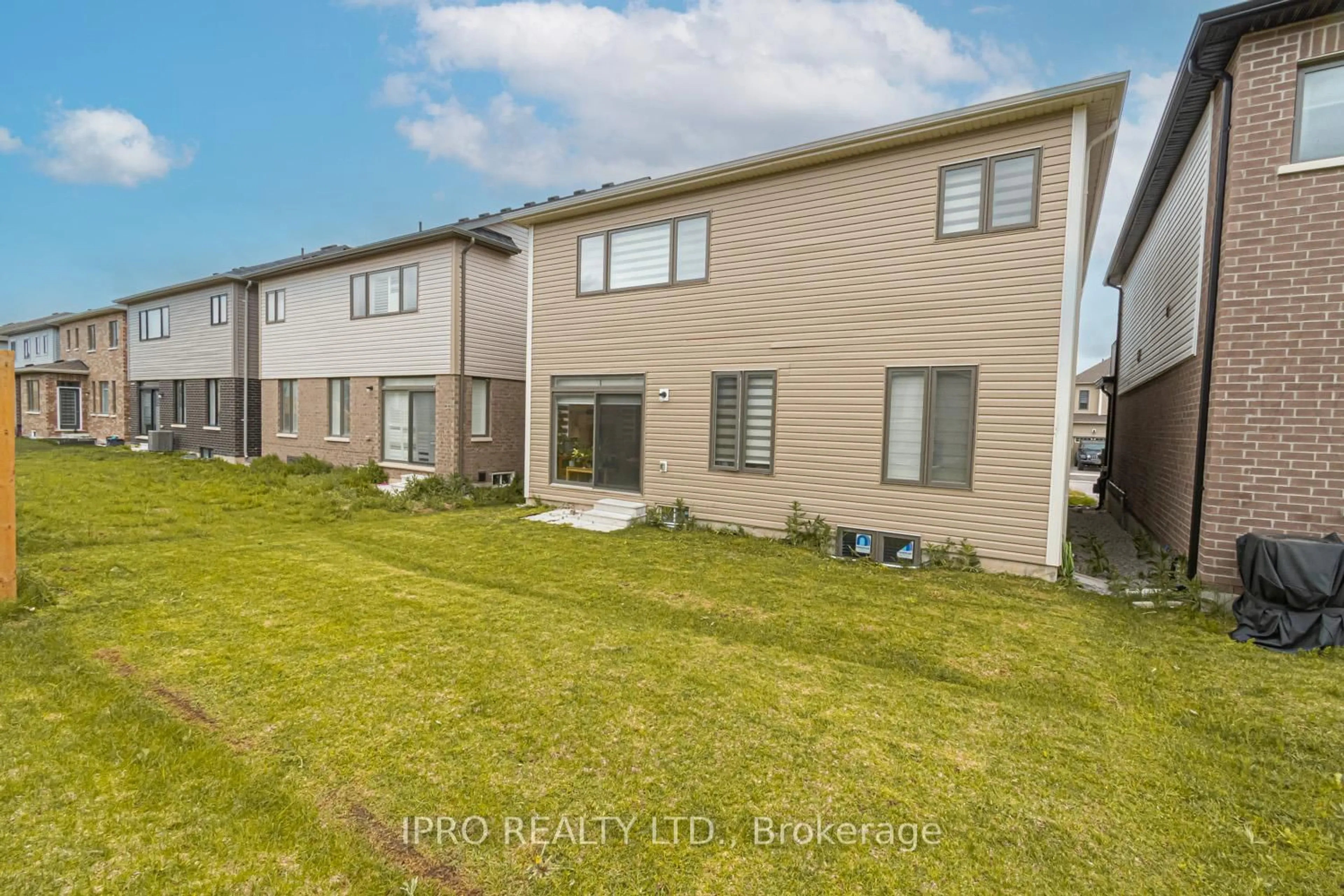 A pic from outside/outdoor area/front of a property/back of a property/a pic from drone, unknown for 35 Bannister Rd, Barrie Ontario L9J 0L5