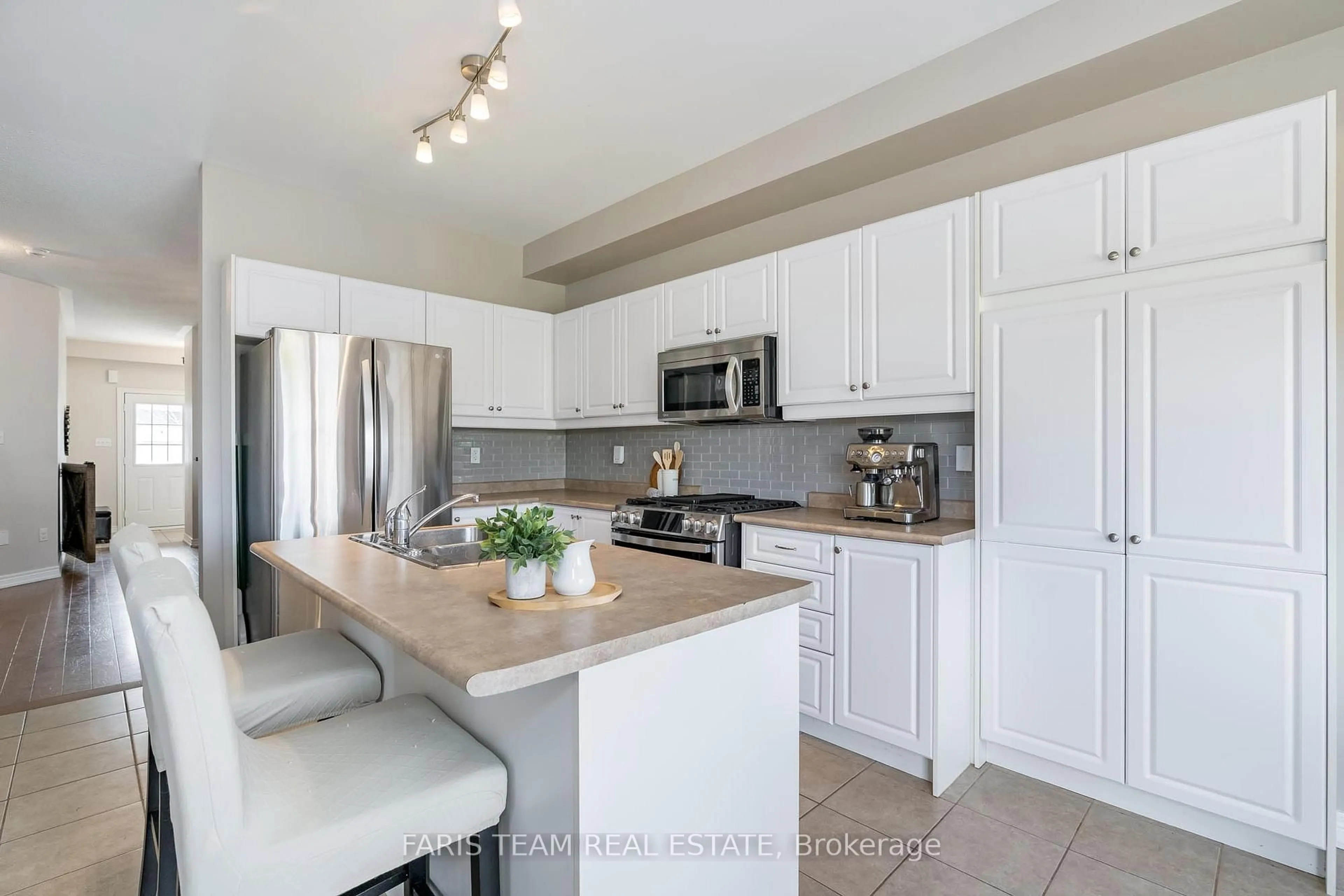 Open concept kitchen, ceramic/tile floor for 55 Robertson St, Collingwood Ontario L9Y 0X1