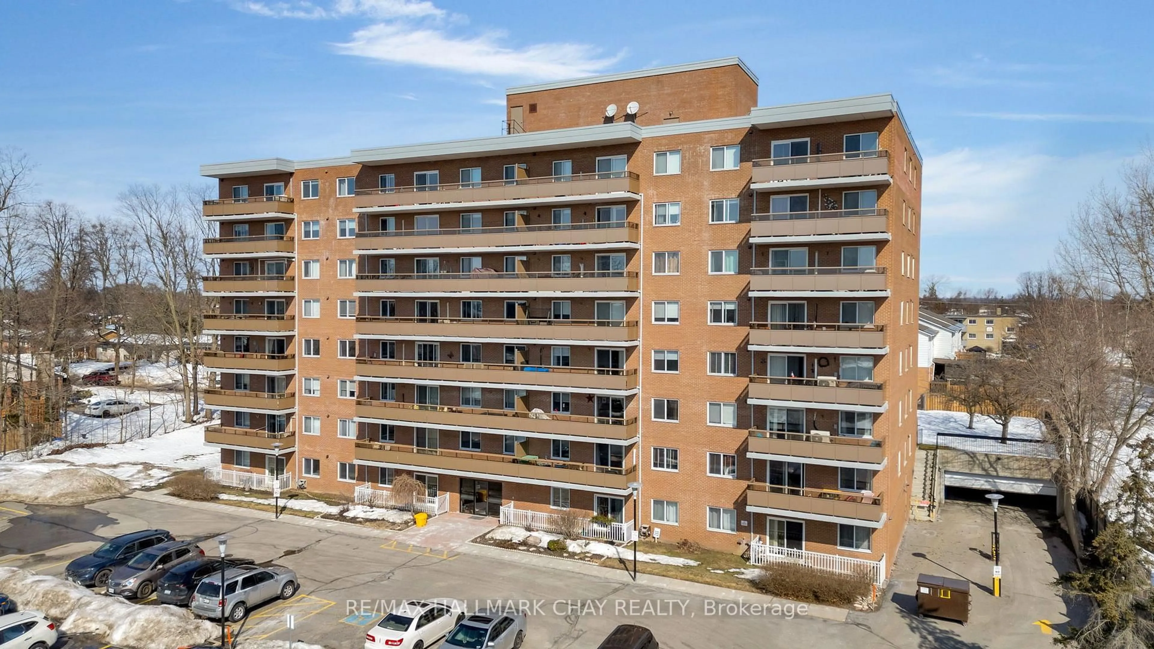 A pic from outside/outdoor area/front of a property/back of a property/a pic from drone, building for 414 BLAKE St #406, Barrie Ontario L4M 5J7