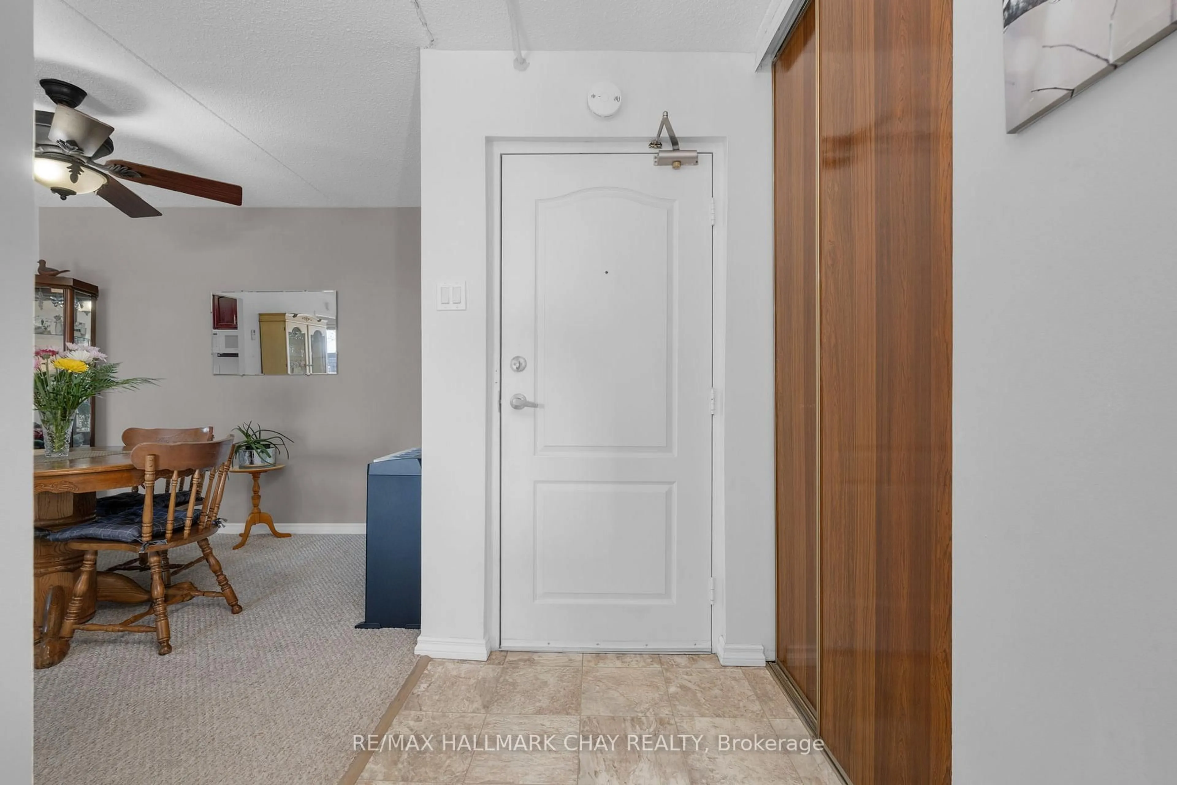 Indoor entryway for 414 BLAKE St #406, Barrie Ontario L4M 5J7