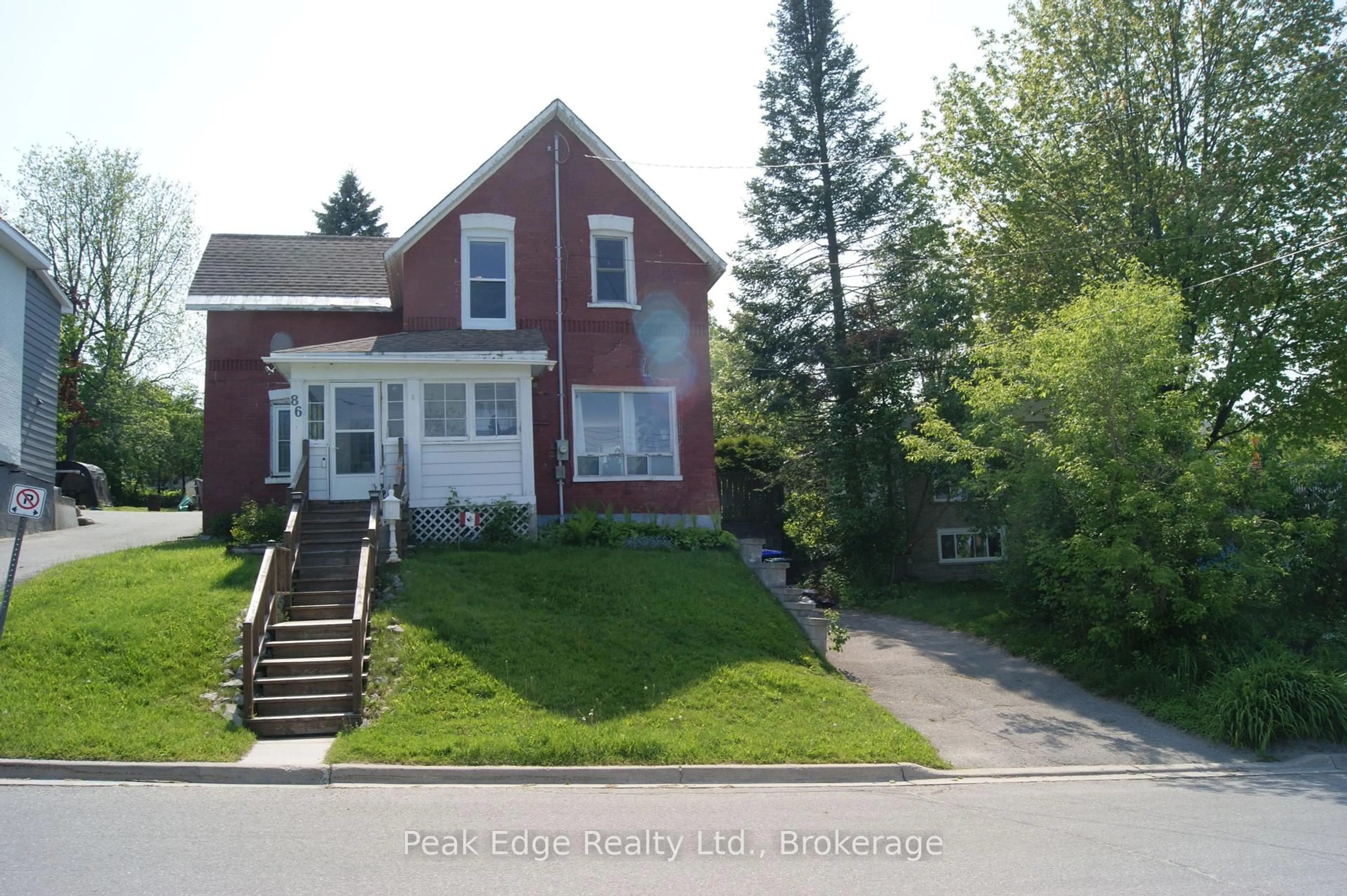 A pic from outside/outdoor area/front of a property/back of a property/a pic from drone, street for 86 Sixth St, Midland Ontario L4R 3X2