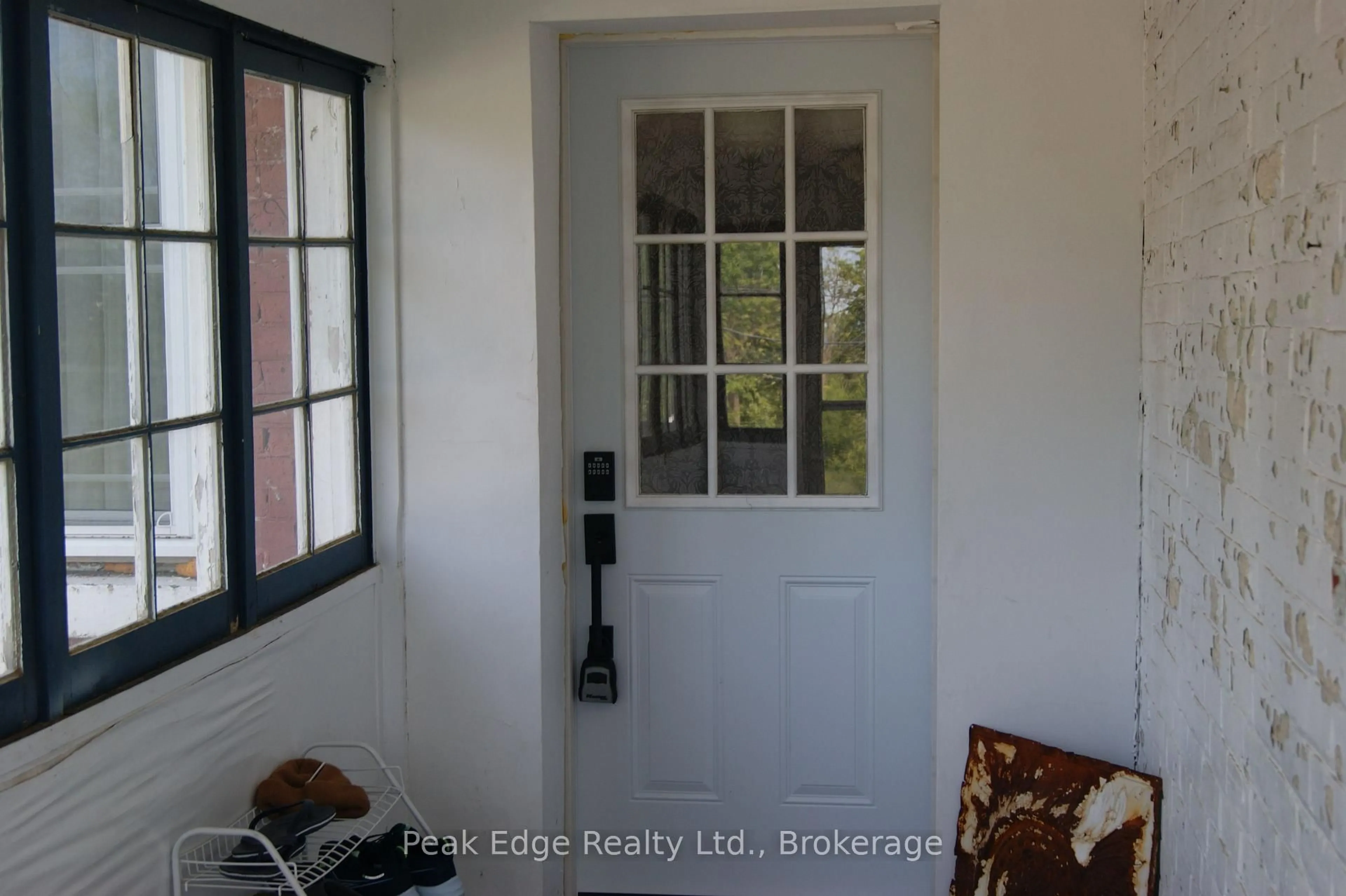 Indoor entryway for 86 Sixth St, Midland Ontario L4R 3X2