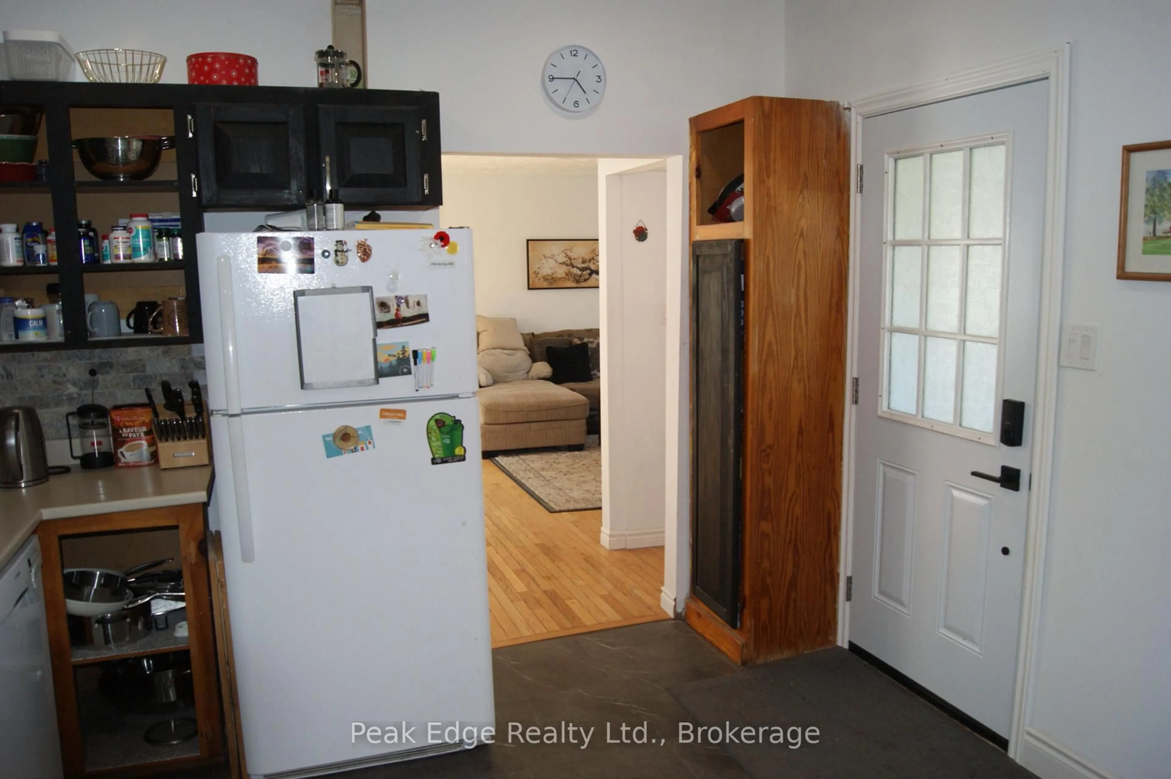 Standard kitchen, unknown for 86 Sixth St, Midland Ontario L4R 3X2