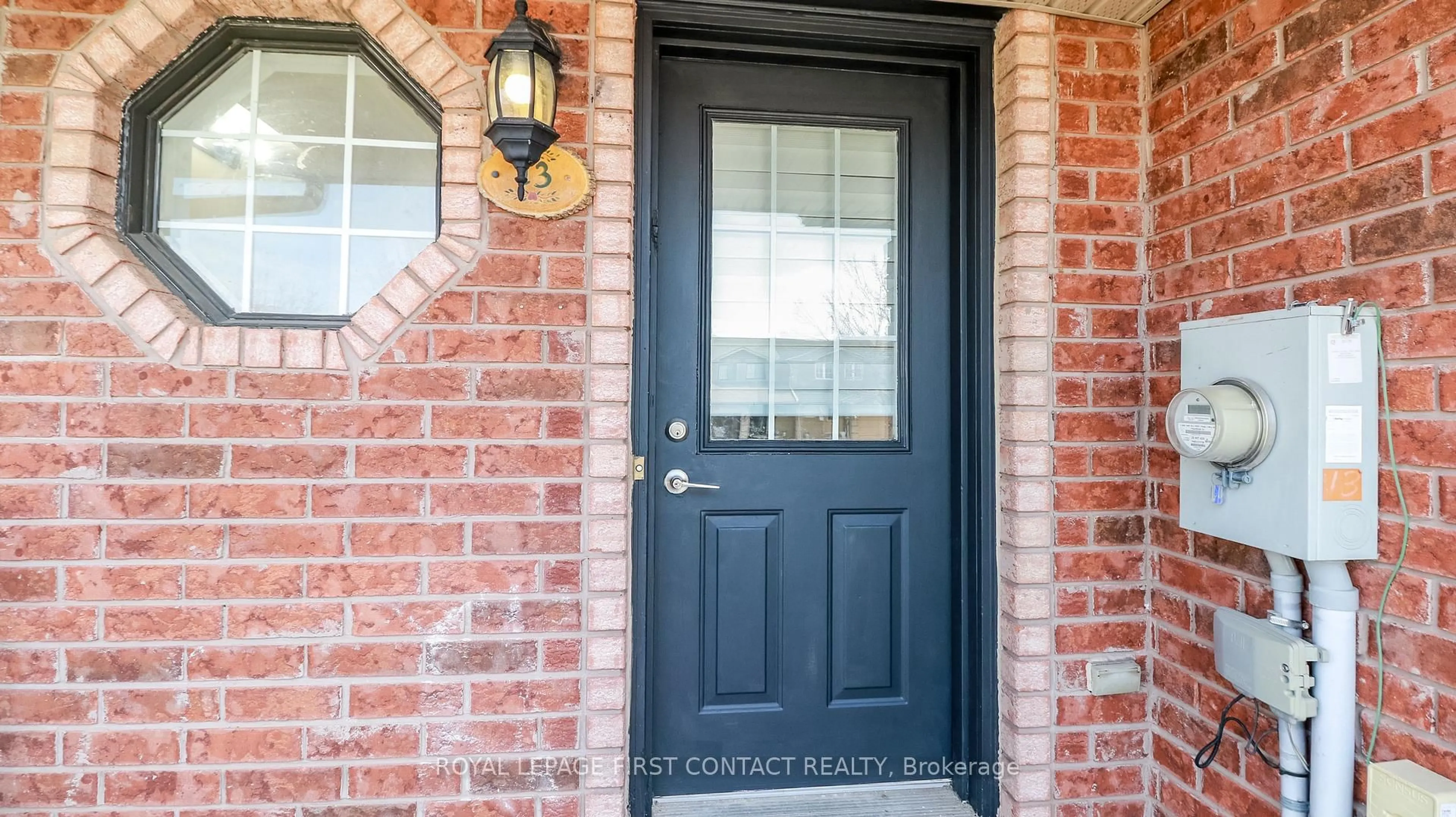 Indoor entryway for 13 Lee Cres, Barrie Ontario L4N 9Z5